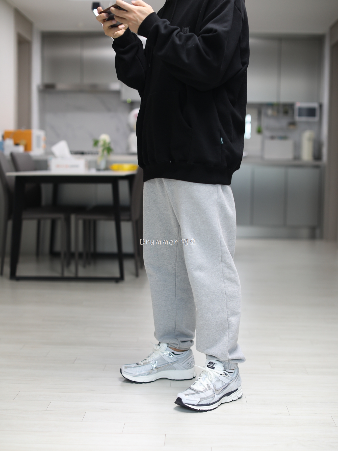(W) Nike Zoom Vomero 5 Photon Dust and Metallic Silver 착용 스타일