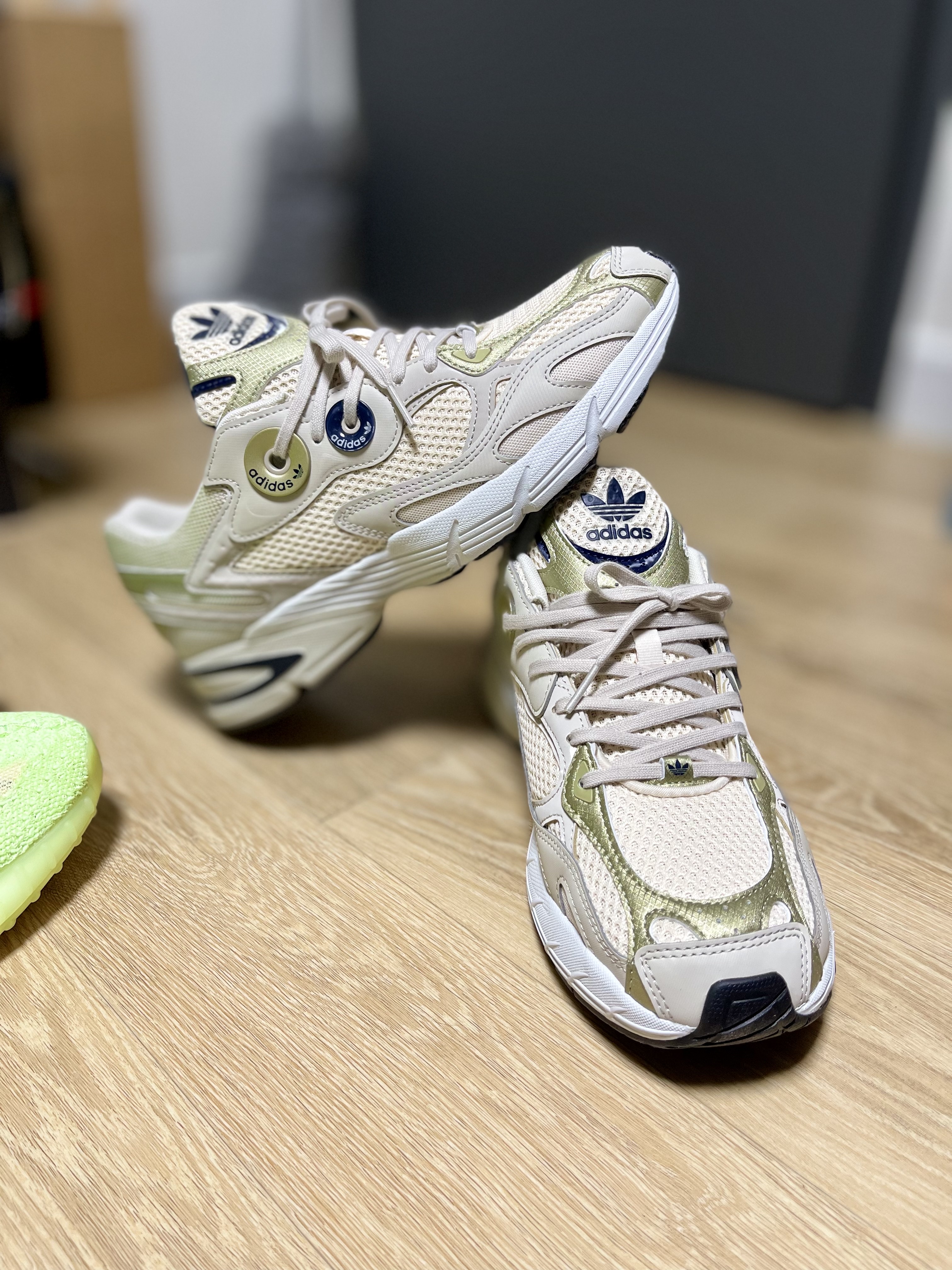 (W) Adidas Astir Grey Two, (W) Adidas Astir Off White Clear Sky 착용 스타일 - 2
