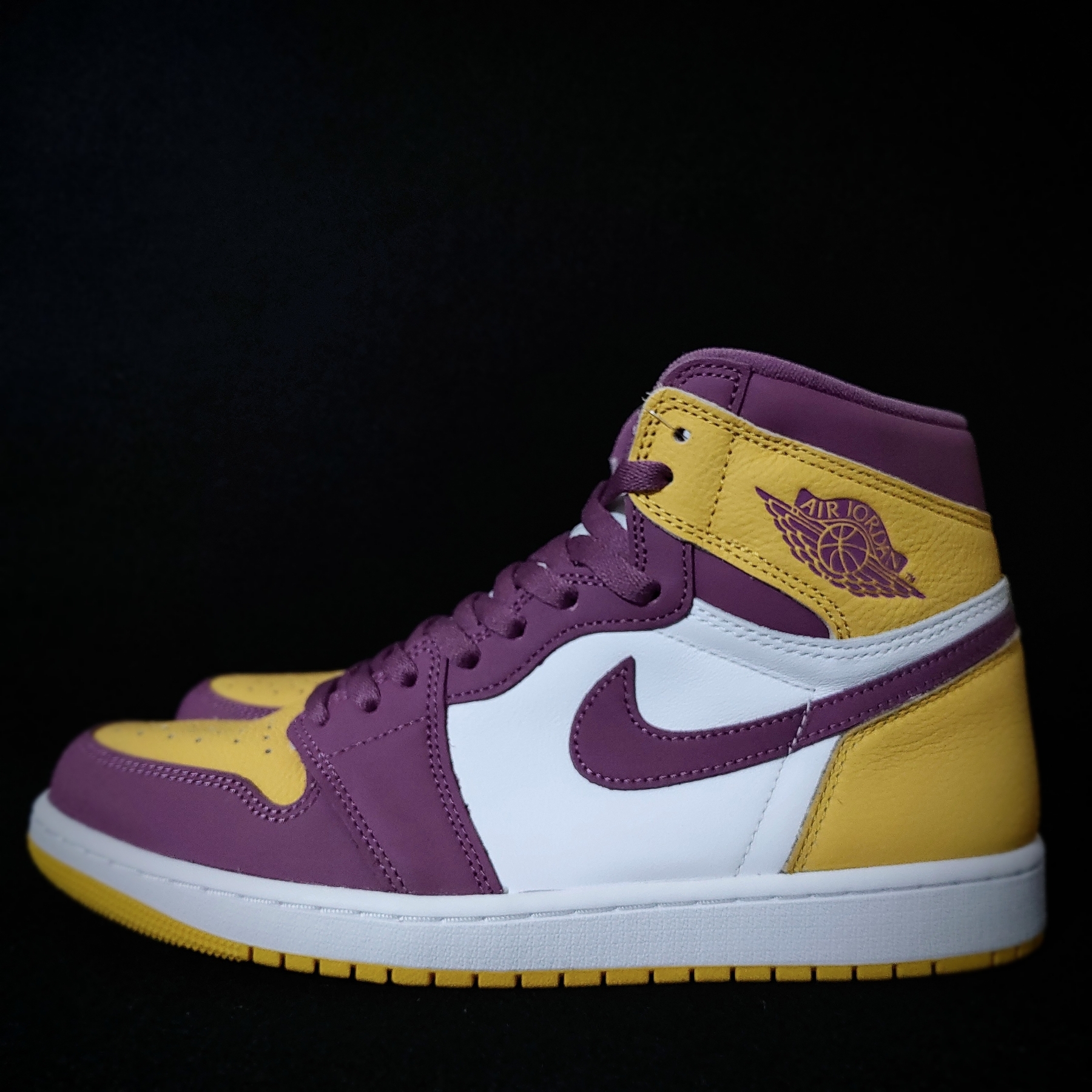 Jordan 1 Retro High OG University Gold Light Bordeaux 착용 스타일 - 2