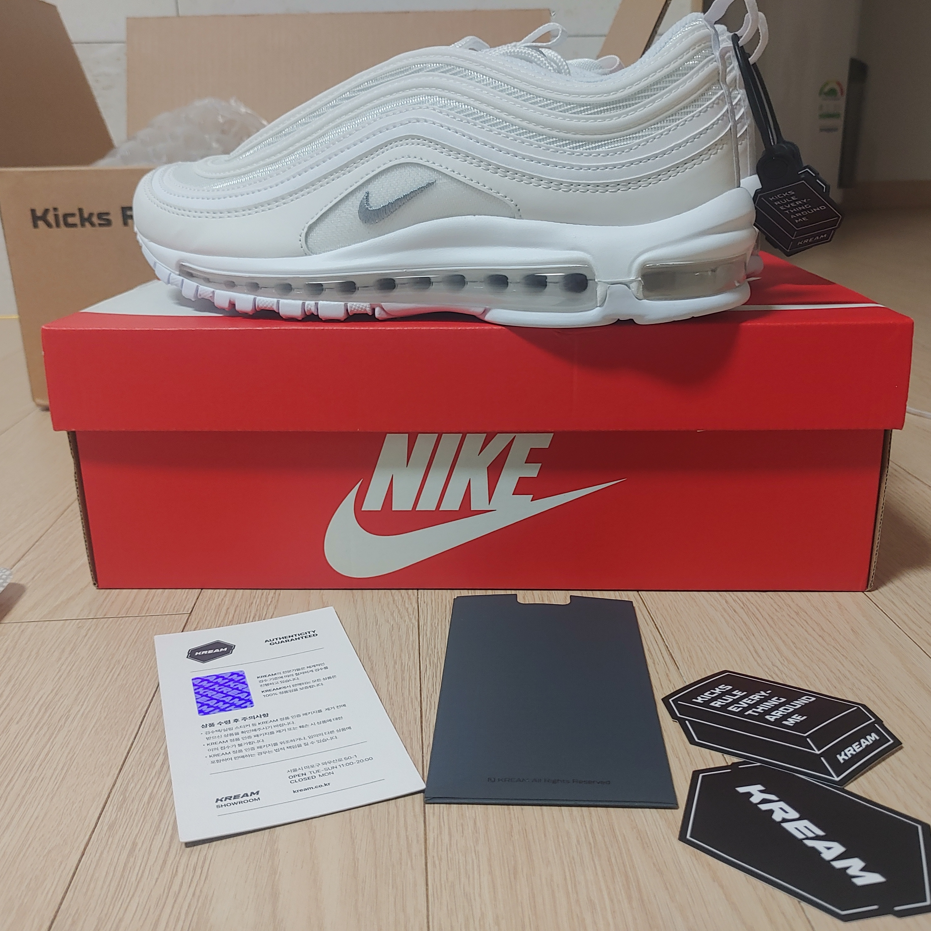 Nike Air Max 97 Triple White Wolf Grey 착용 스타일