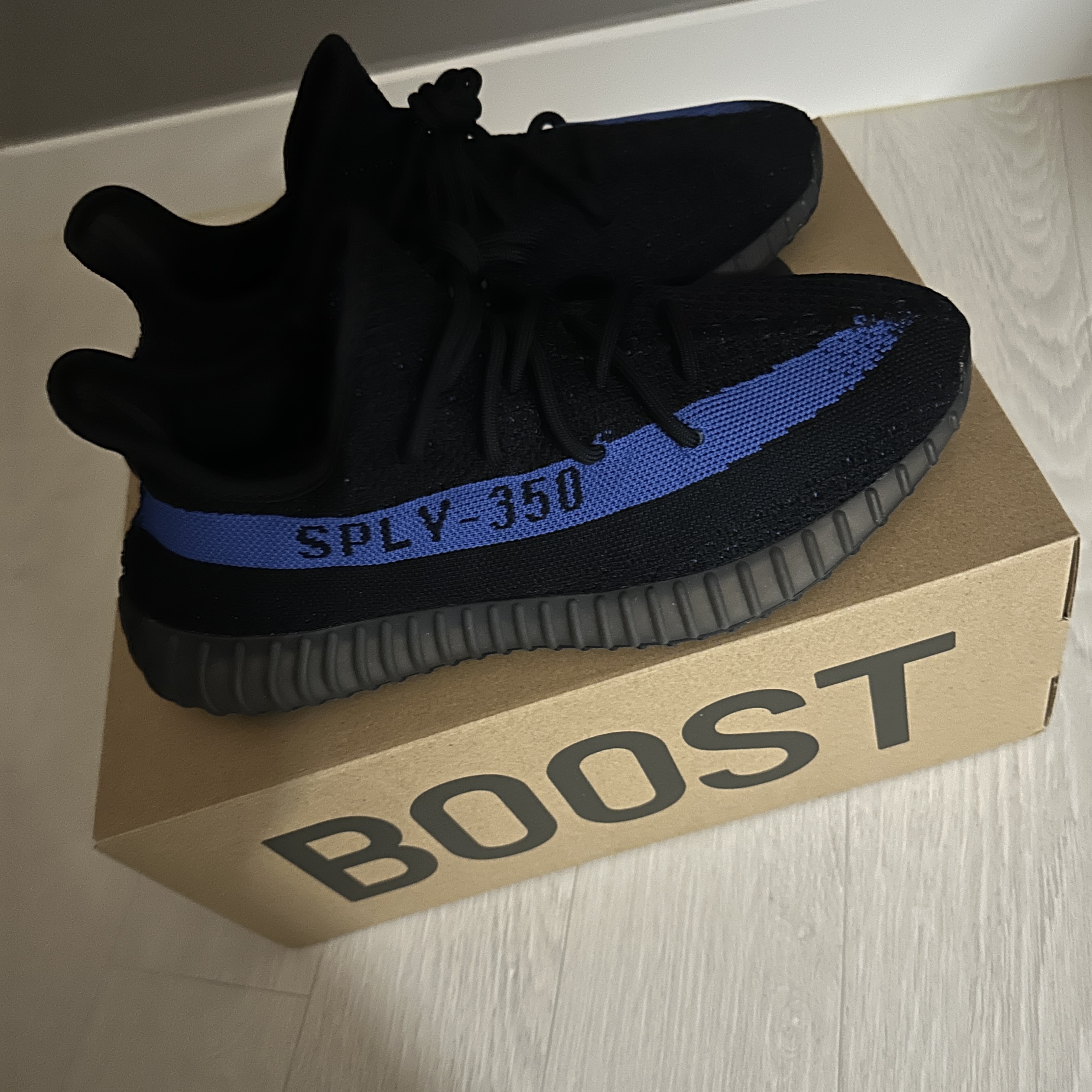 Adidas Yeezy Boost 350 V2 Dazzling Blue 착용 스타일