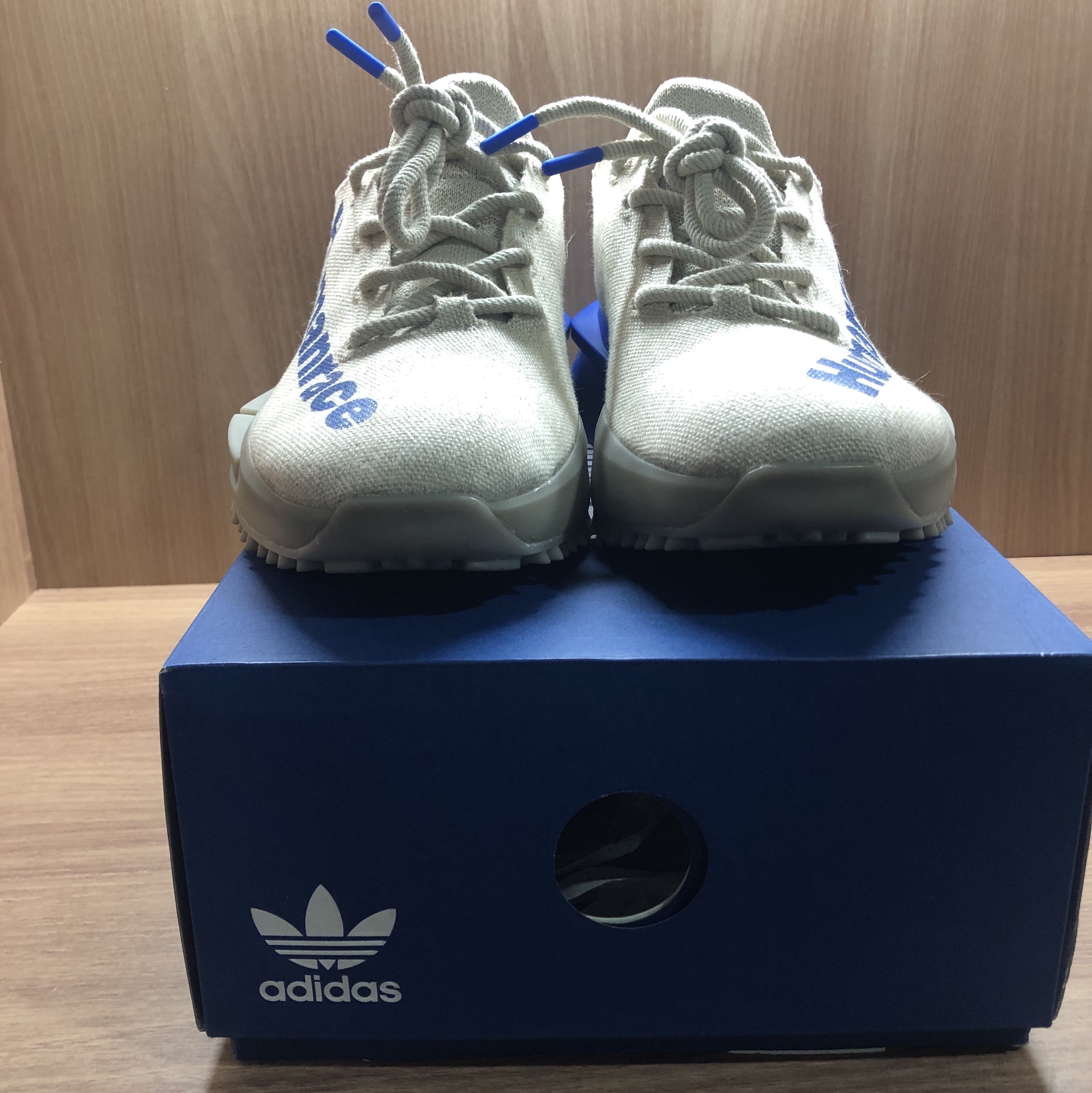 Adidas x Pharrell Williams Humanrace NMD S1 Mahbs Light Brown Bold Blue 착용 스타일 - 3