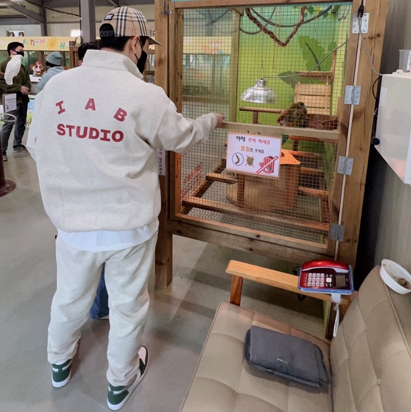 IAB Studio Half Zip-Up Oatmeal Burgundy, IAB Studio Sweatpants Oatmeal Burgundy - 23SS 착용 스타일 - 2