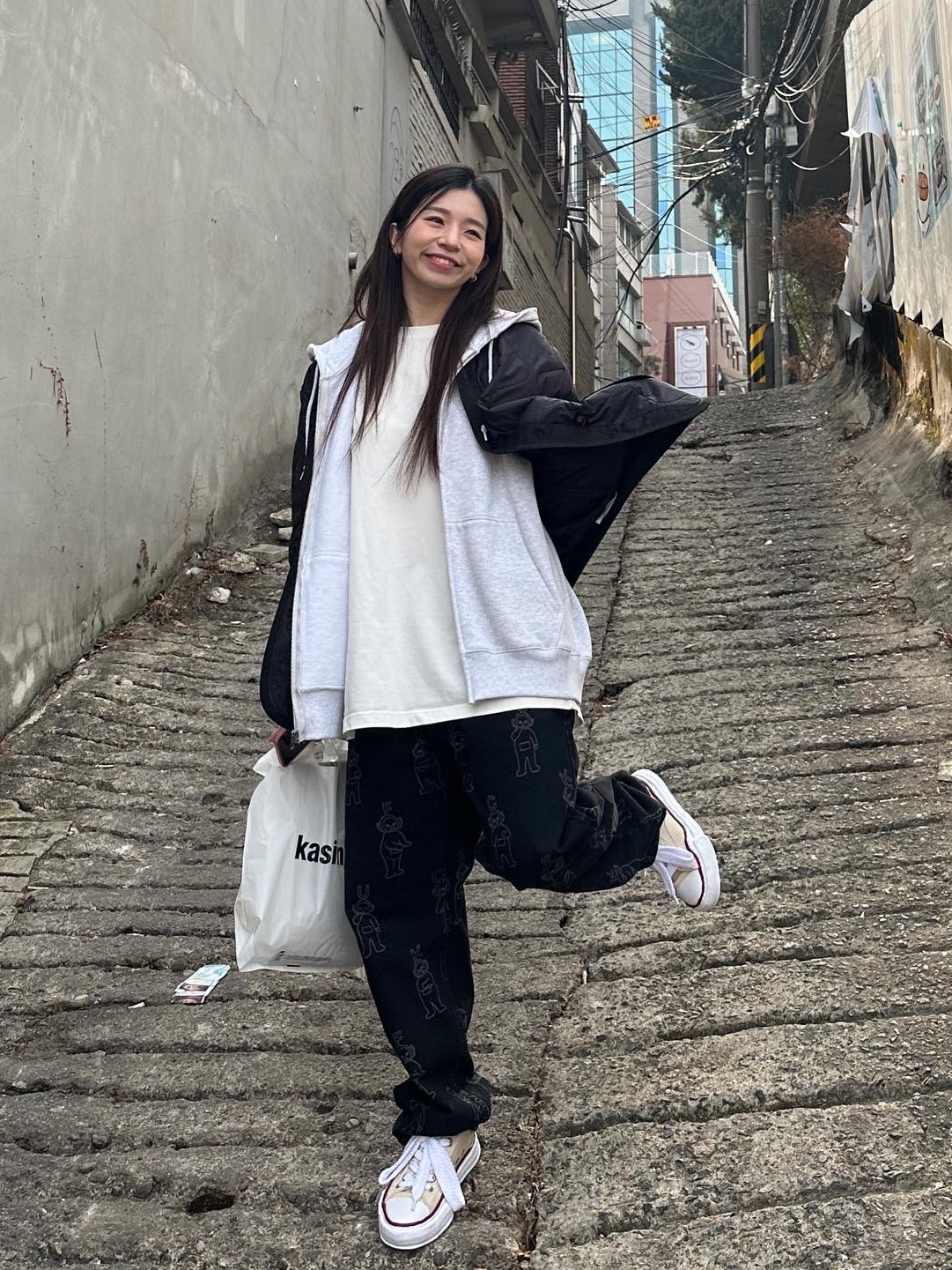 Maison Mihara Yasuhiro Peterson OG Sole Canvas Low-top Sneakers Natural, CDG x Alpha Industries Liner Jacket Black 착용 스타일 - 2