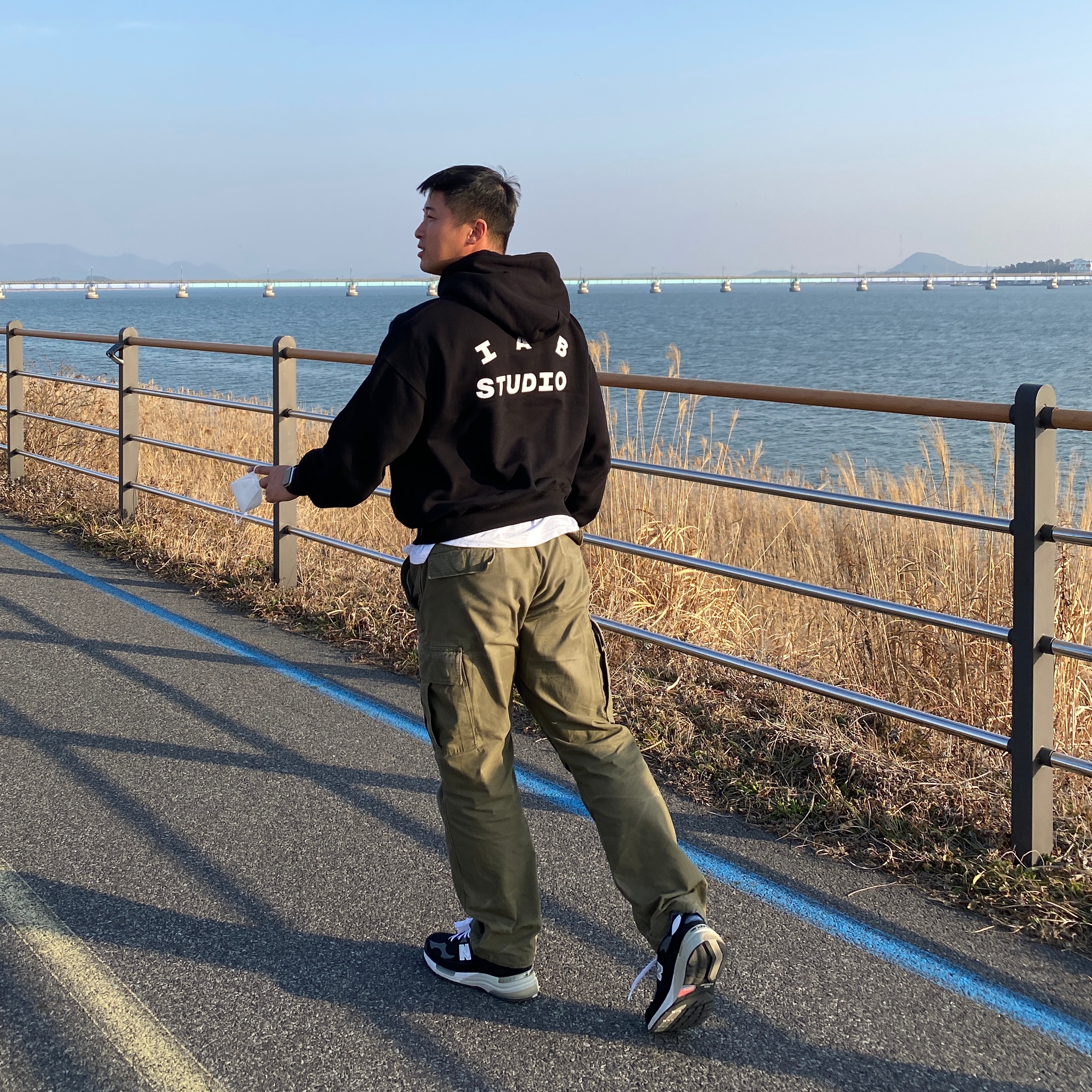 IAB Studio Hoodie Black White, New Balance 992 Made in USA Black Grey 착용 스타일
