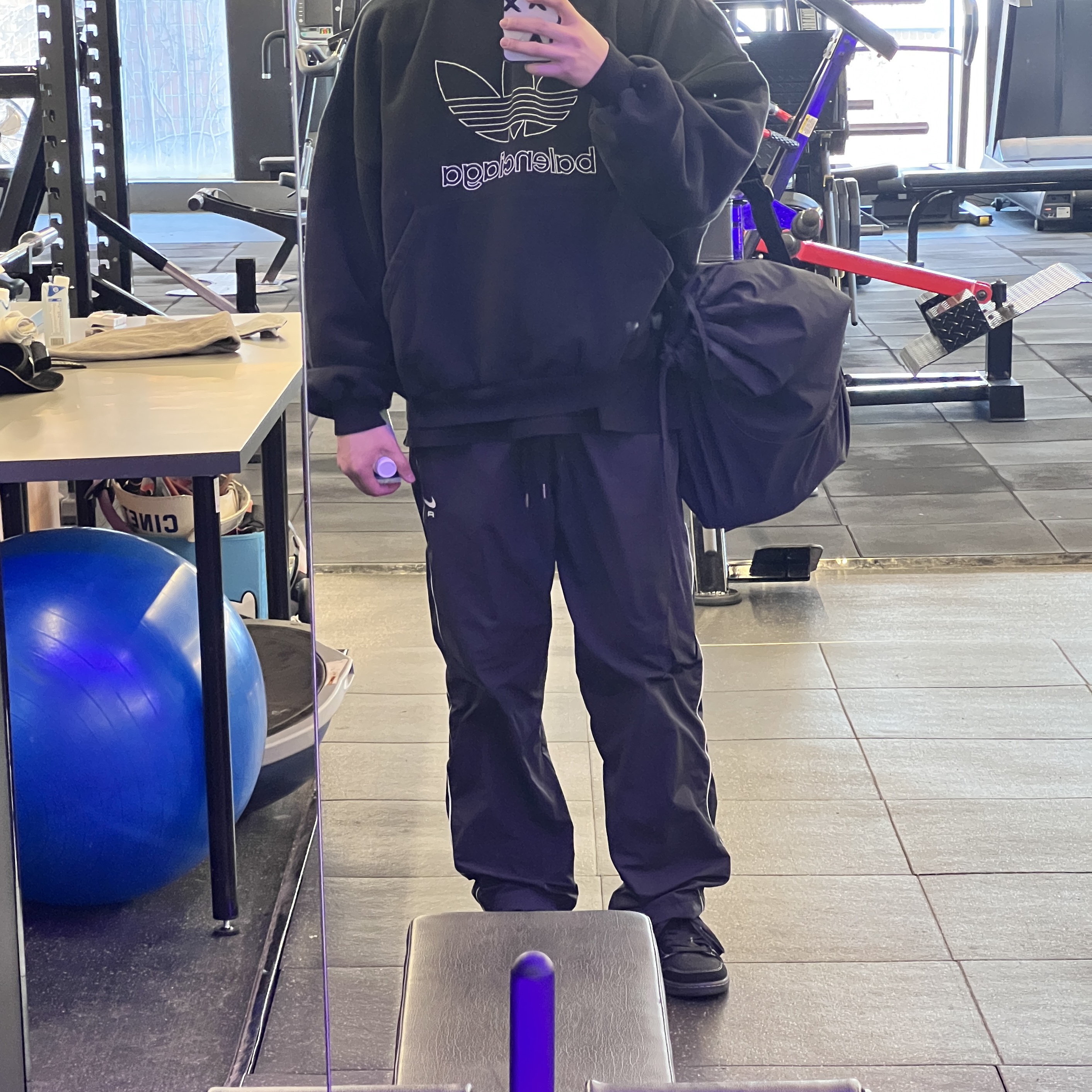 Balenciaga x Adidas Hoodie Large Fit Black, Jordan 1 x Travis Scott Retro Low OG SP Black Phantom 착용 스타일