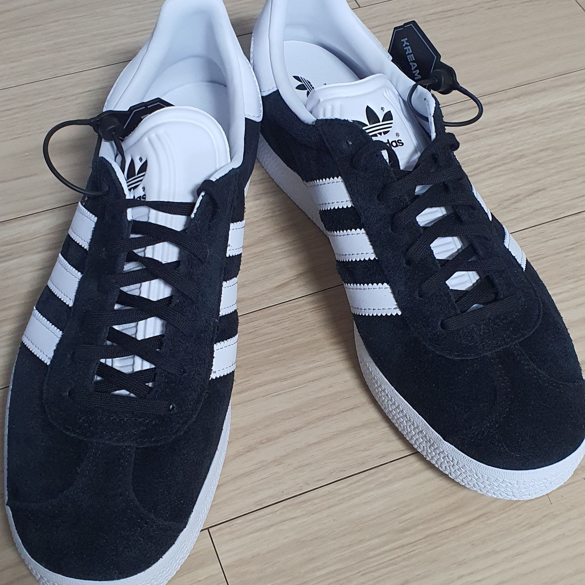 Adidas Gazelle Core Black White 착용 스타일 - 1