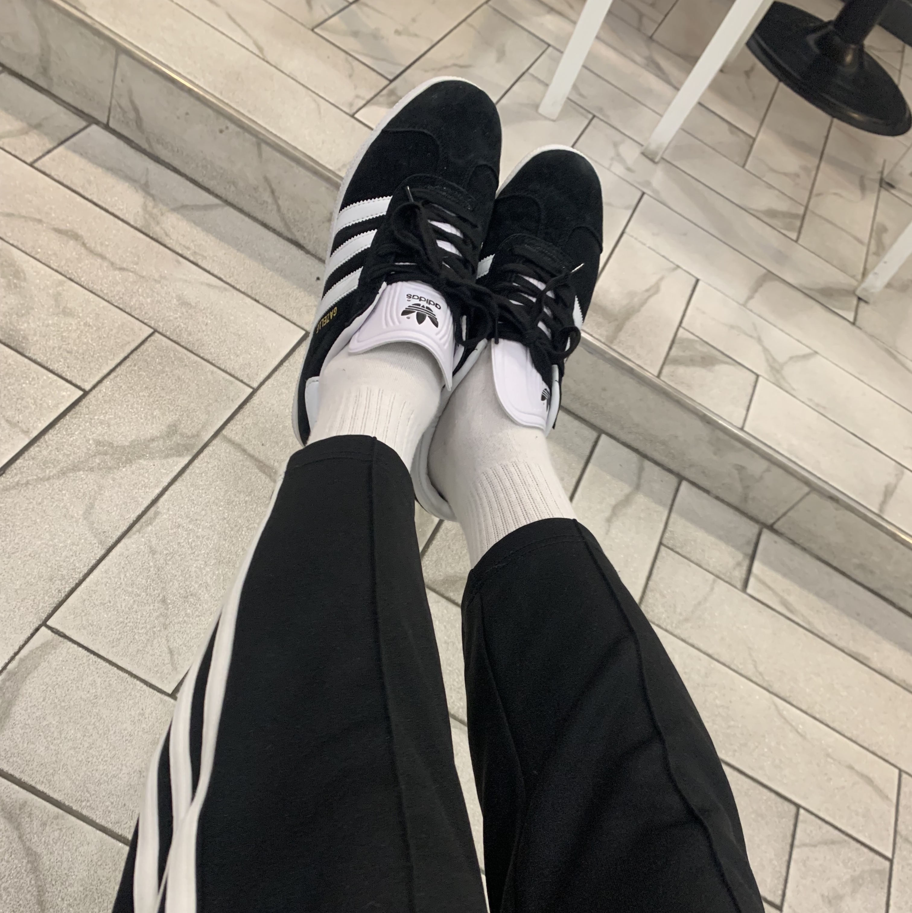 Adidas Gazelle 85 Core Black 착용 스타일