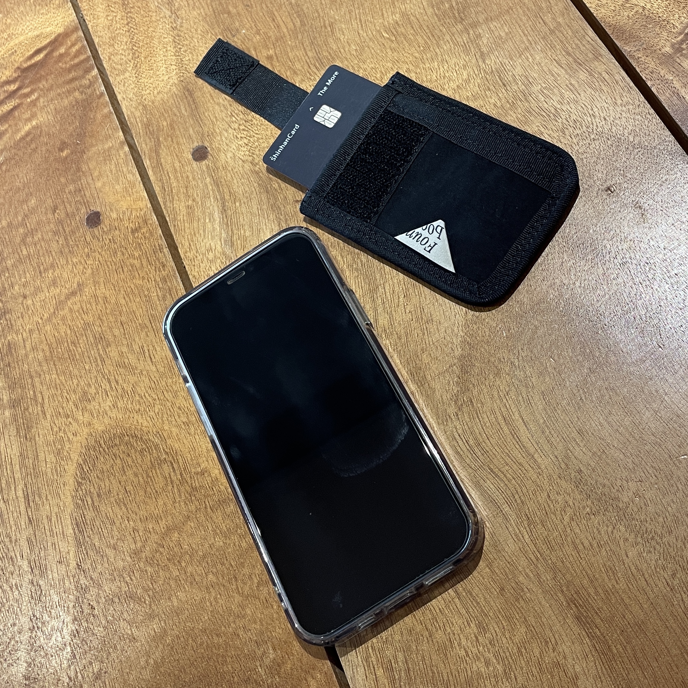 Found Pocket Slap Cardcase For Magsafe Black 착용 스타일