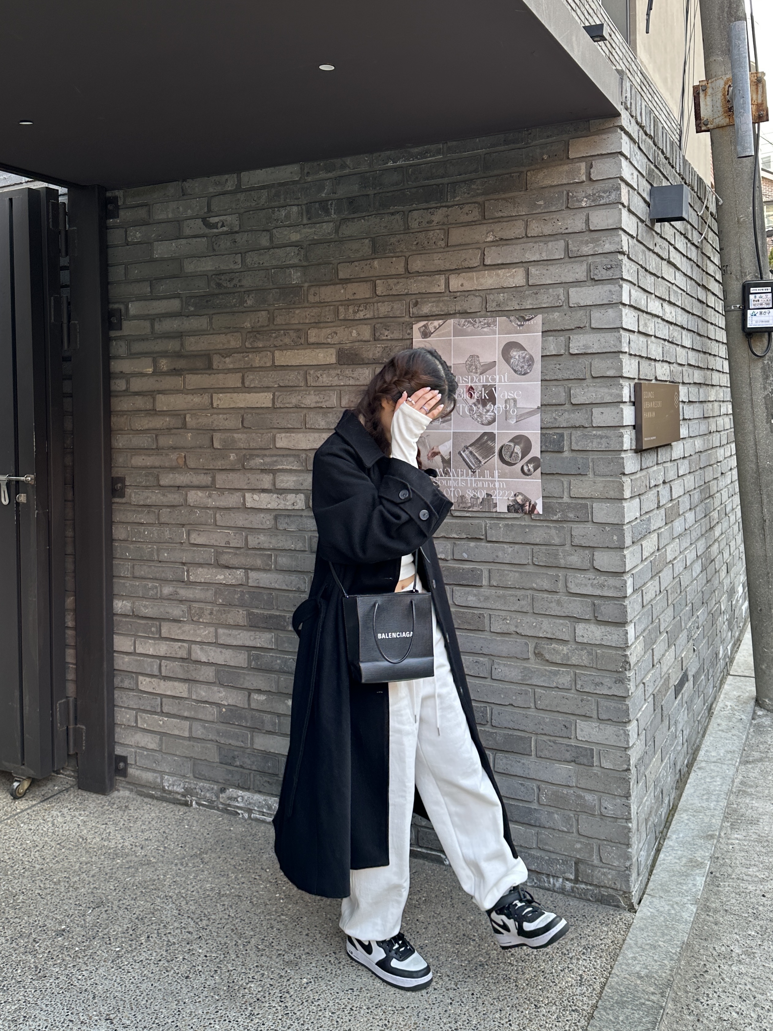 Nike x Stussy Air Force 1 '07 Mid SP Black and Light Bone, Balenciaga Shopping XXS North-South Tote Bag Black 착용 스타일 - 3