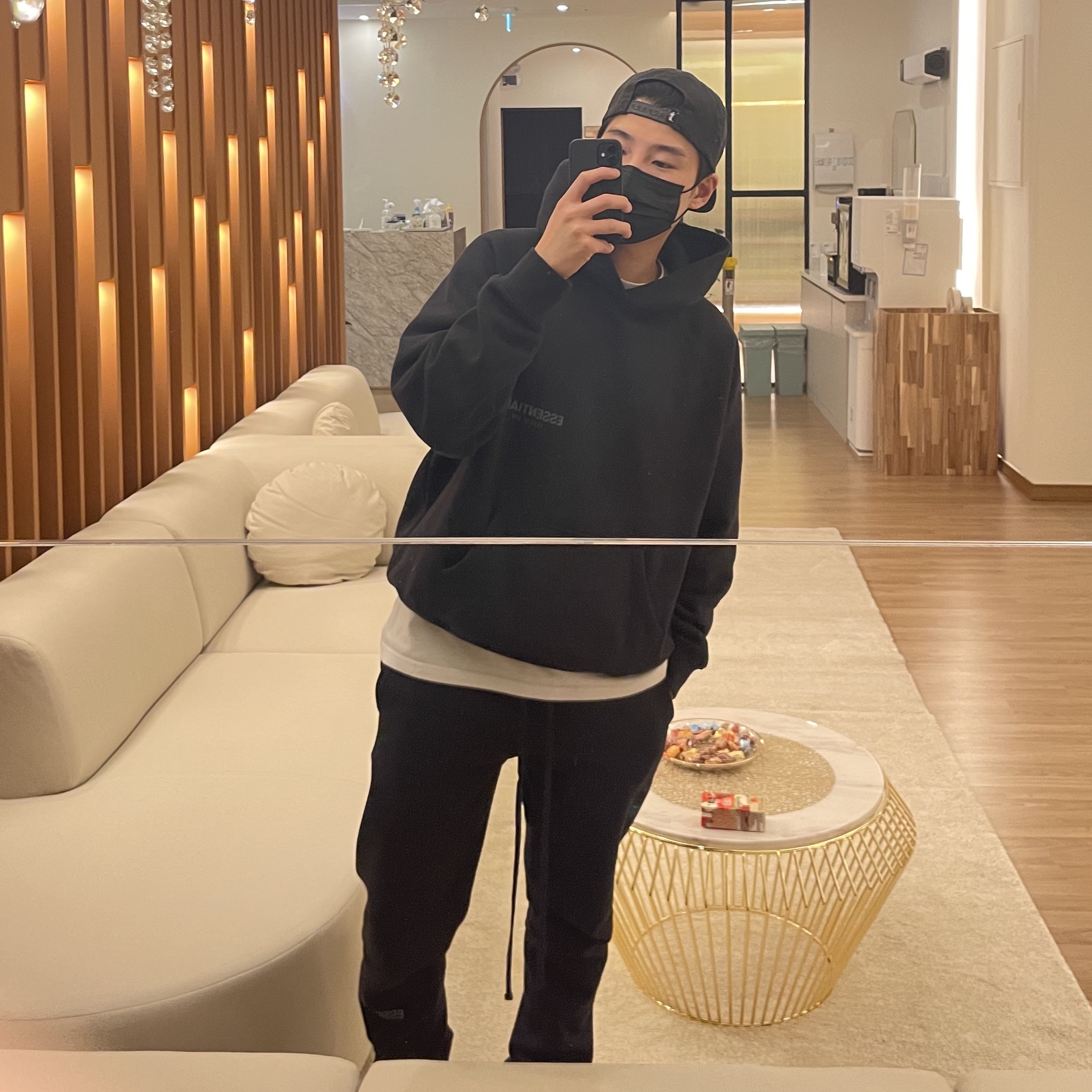 Essentials The Core Collection Pullover Hoodie Black, Essentials The Core Collection Sweatpants Black 착용 스타일