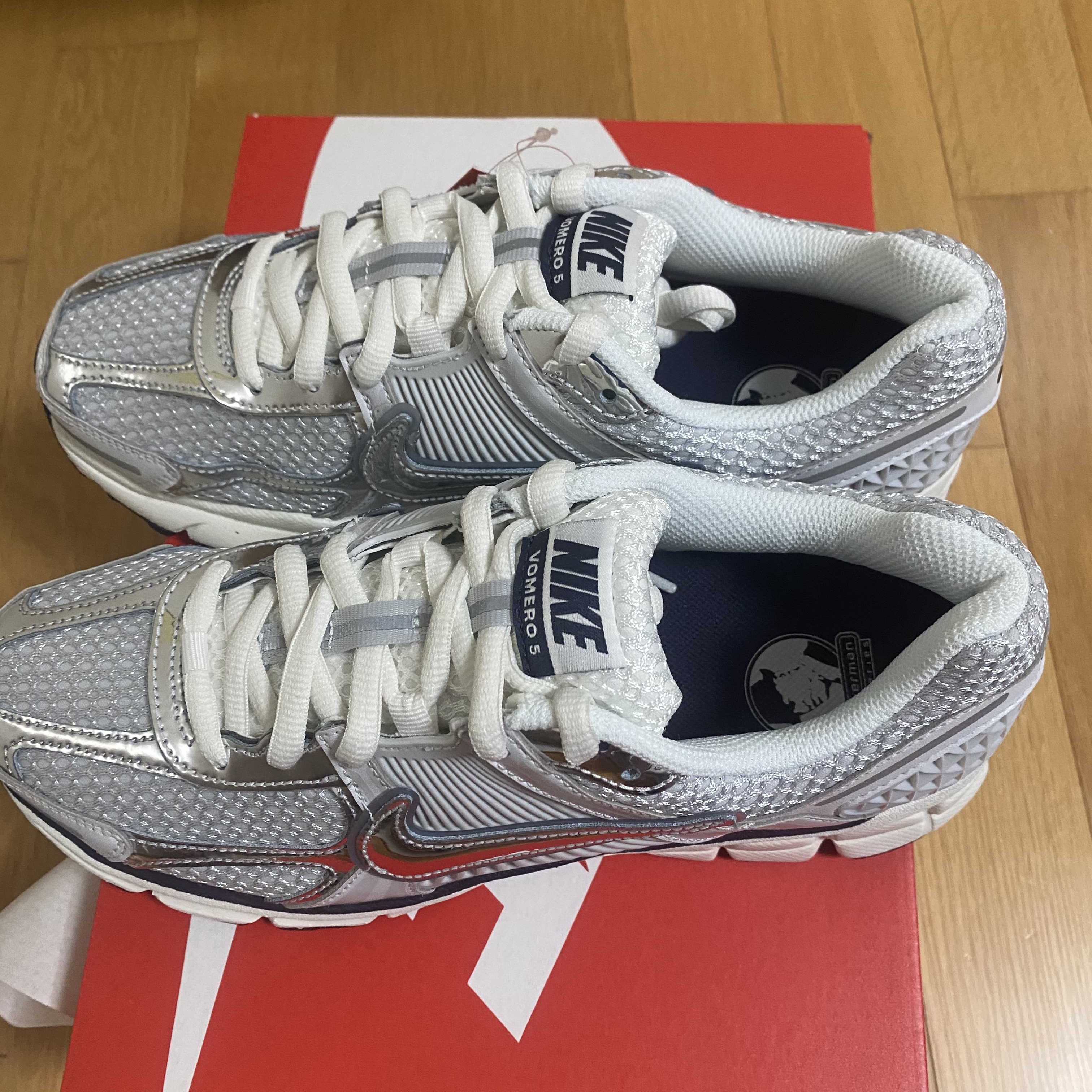 (W) Nike Zoom Vomero 5 Photon Dust and Metallic Silver 착용 스타일 - 1