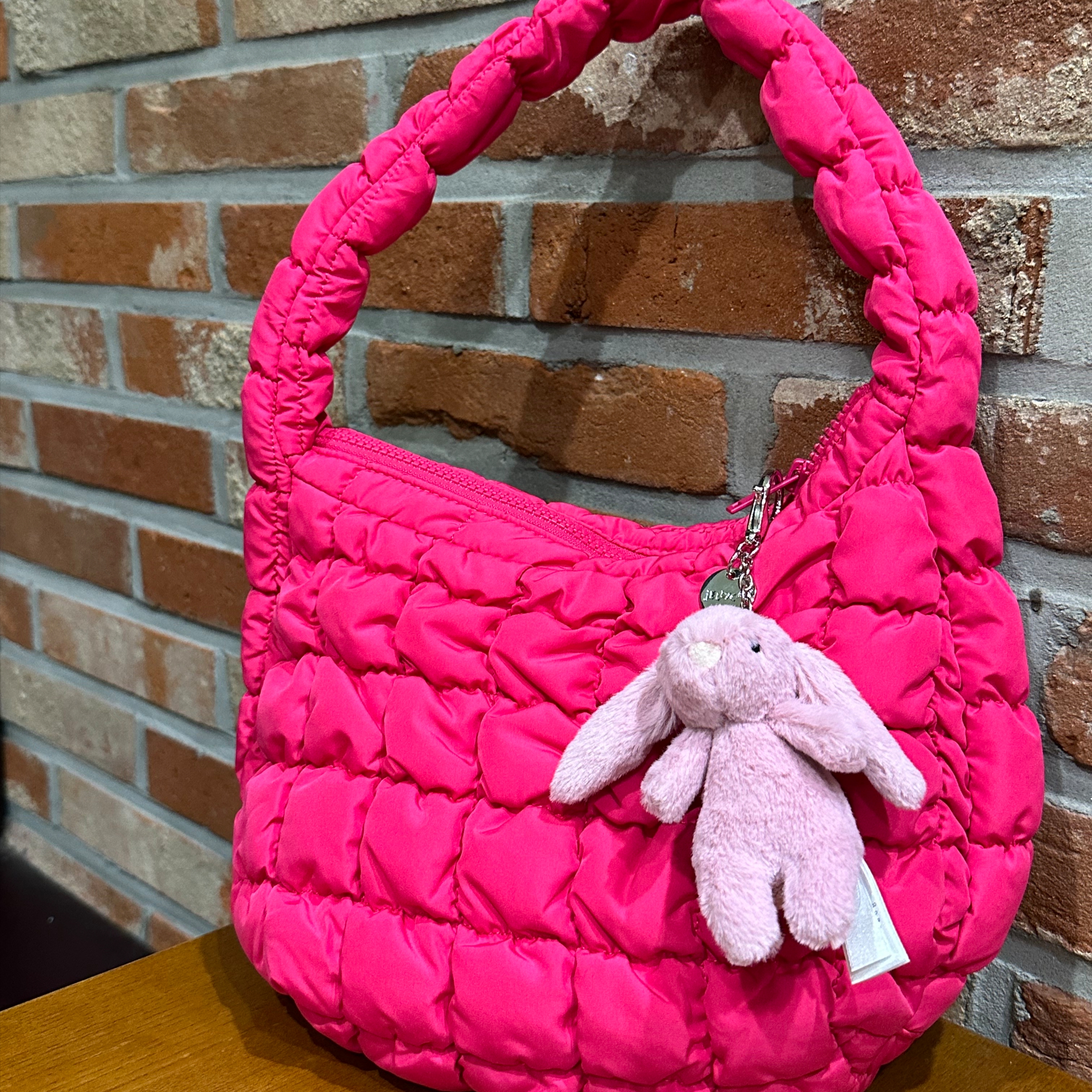 COS Quilted Mini Bag Pink, Jellycat Bashful Bunny Bag Charm Tulip 착용 스타일