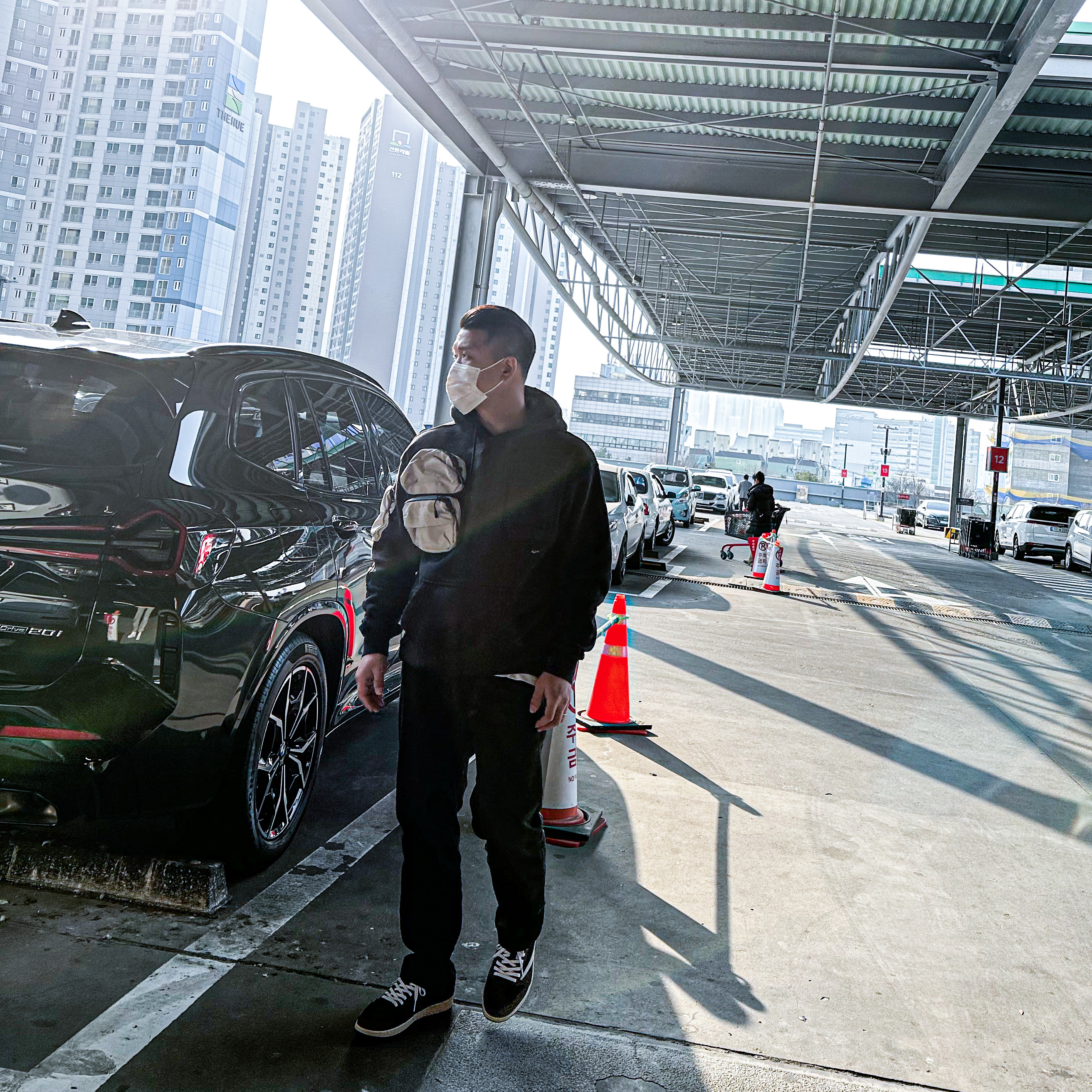 Jordan 1 x Travis Scott Retro Low OG SP Mocha, Nike x Travis Scott NRG AG Utility Hoodie Black 착용 스타일 - 2