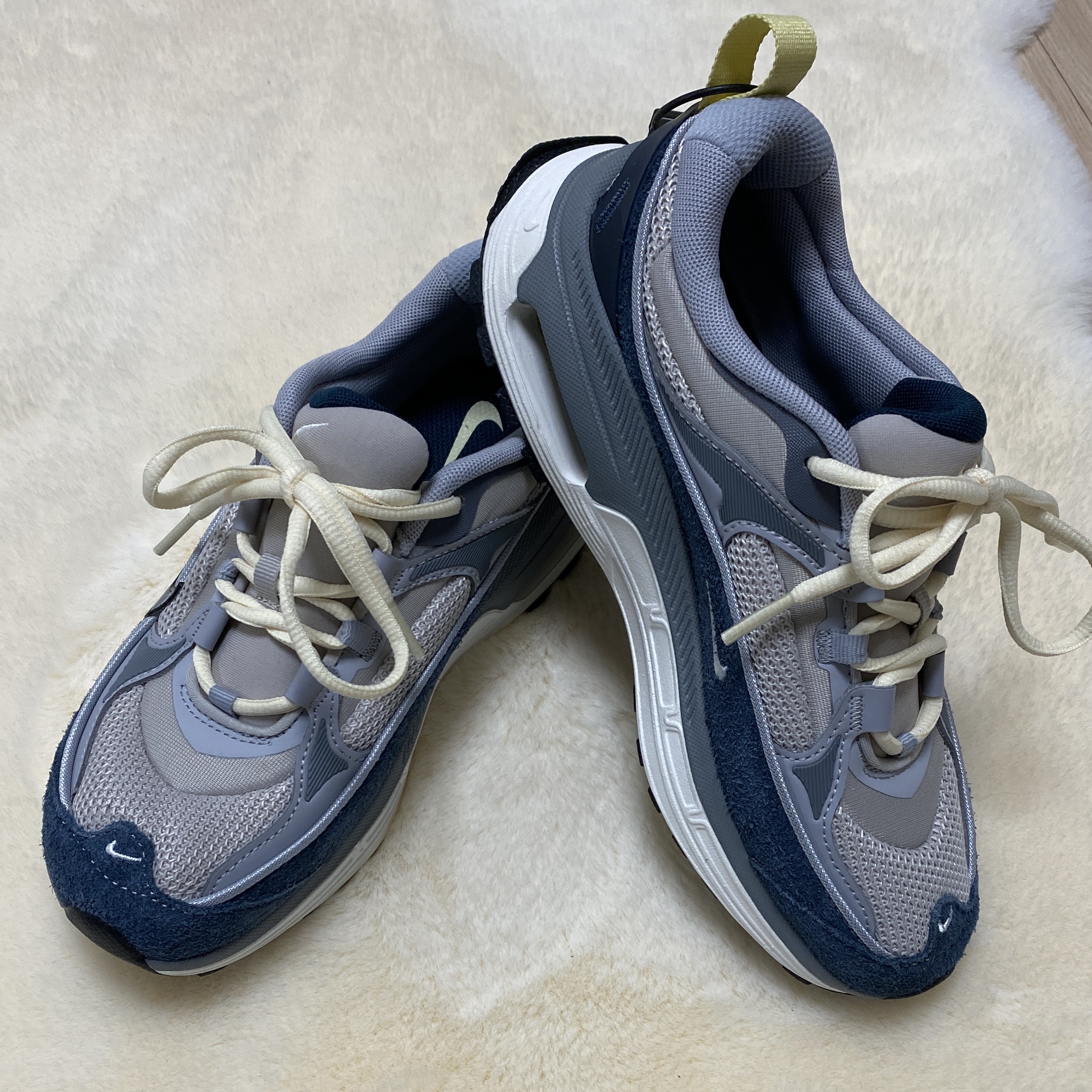 (W) Nike Air Max Bliss Light Iron Ore Armory Navy 착용 스타일