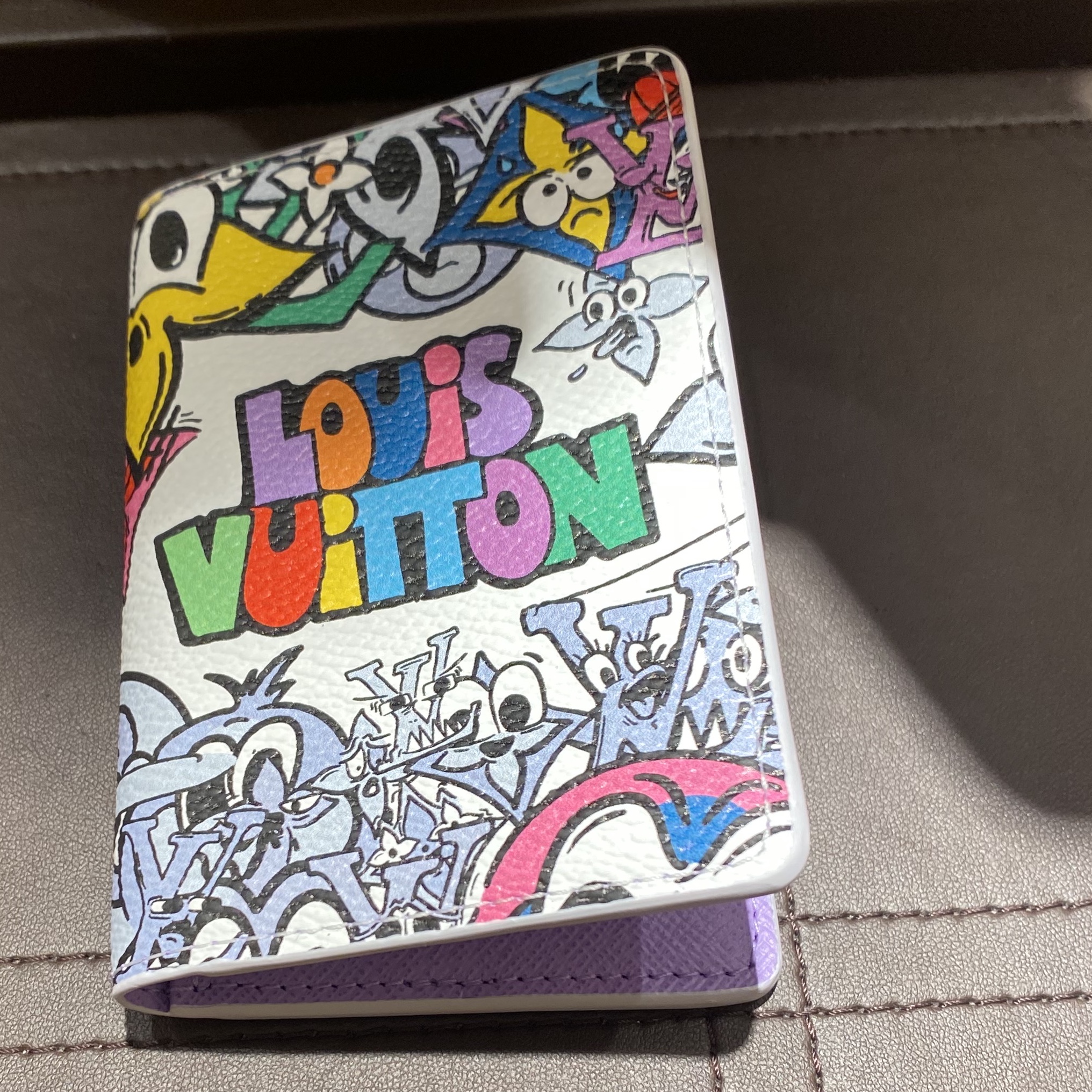Louis Vuitton Pocket Organizer Monogram Comics Coated Canvas 착용 스타일