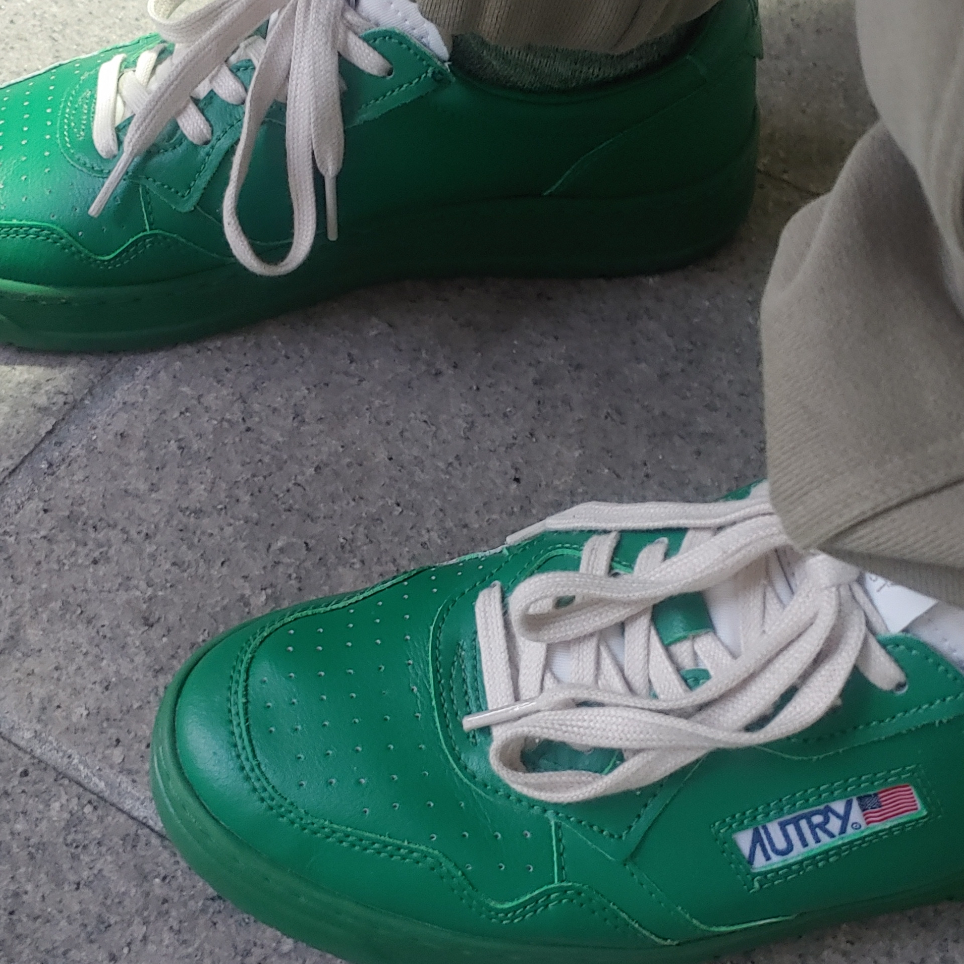 Autry Medalist Low Leather Sneakers Green 착용 스타일