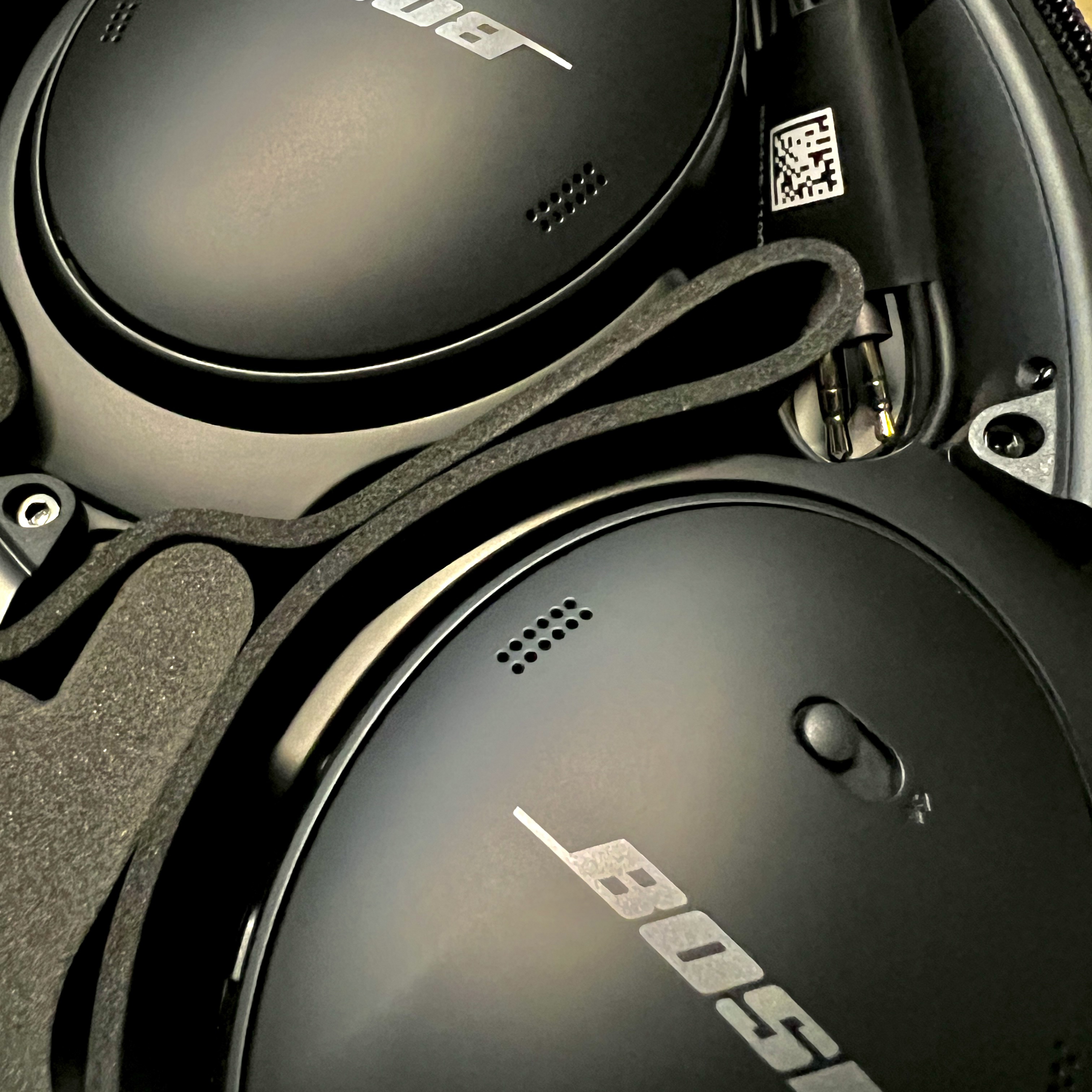 BOSE QC45 Triple Black (Korean Ver.) 착용 스타일 - 2