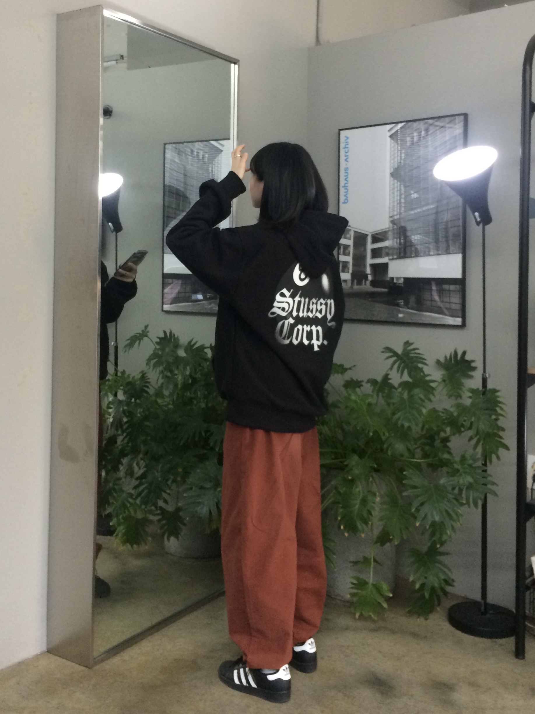 Stussy 8 Ball Corp Hoodie Black, Adidas Superstar Core Black White 착용 스타일 - 2