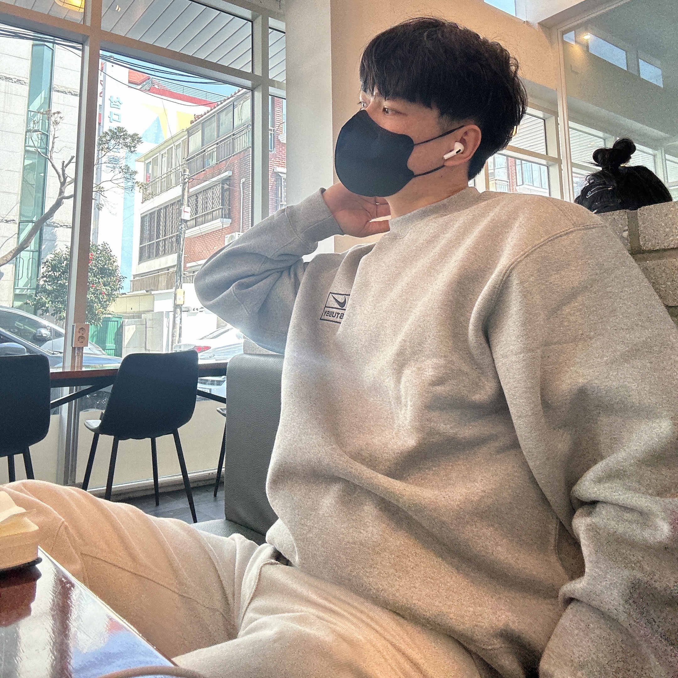Nike x Stussy NRG Fleece Crewneck Dark Grey Heather (DO9337-063), Nike Air Force 1 '07 WB Flax 착용 스타일 - 3