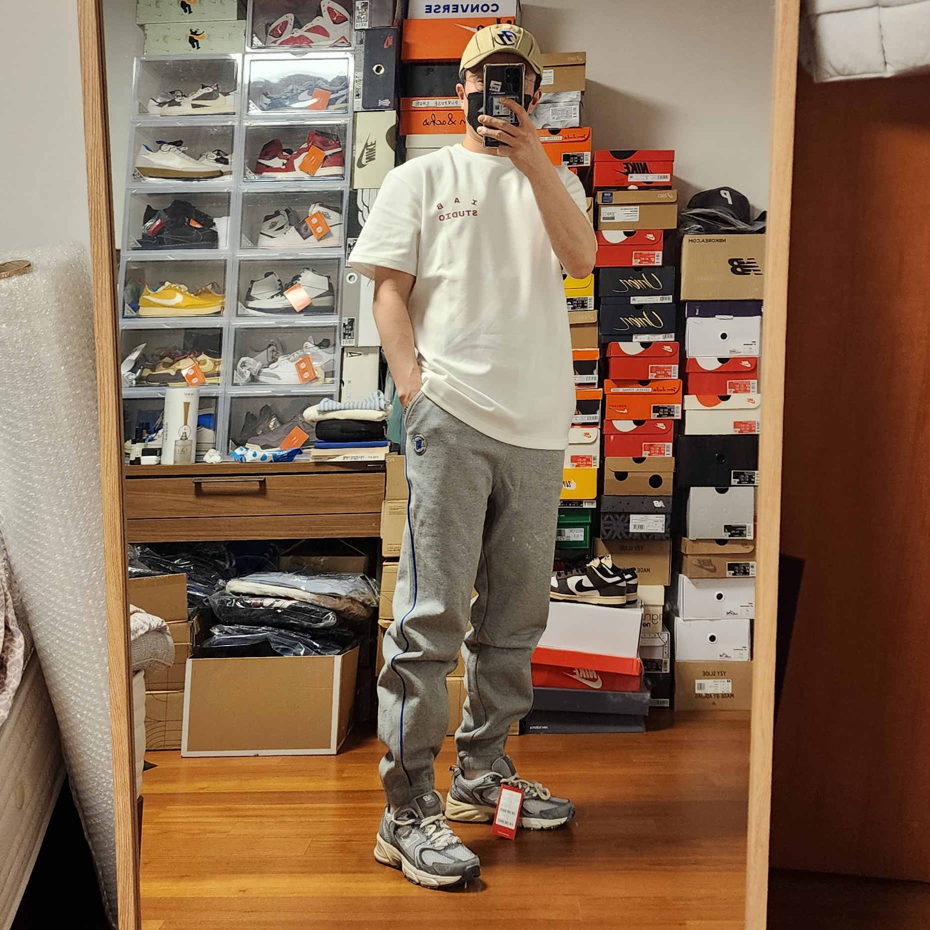Ader Error x Zara Pleated Cap Beige, Converse x Ader Error Shapes Pants Vintage Grey Heather 착용 스타일 - 1