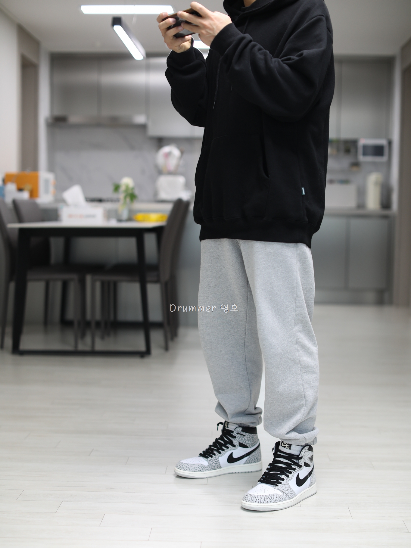 Jordan 1 Retro High OG White Cement 착용 스타일 - 1