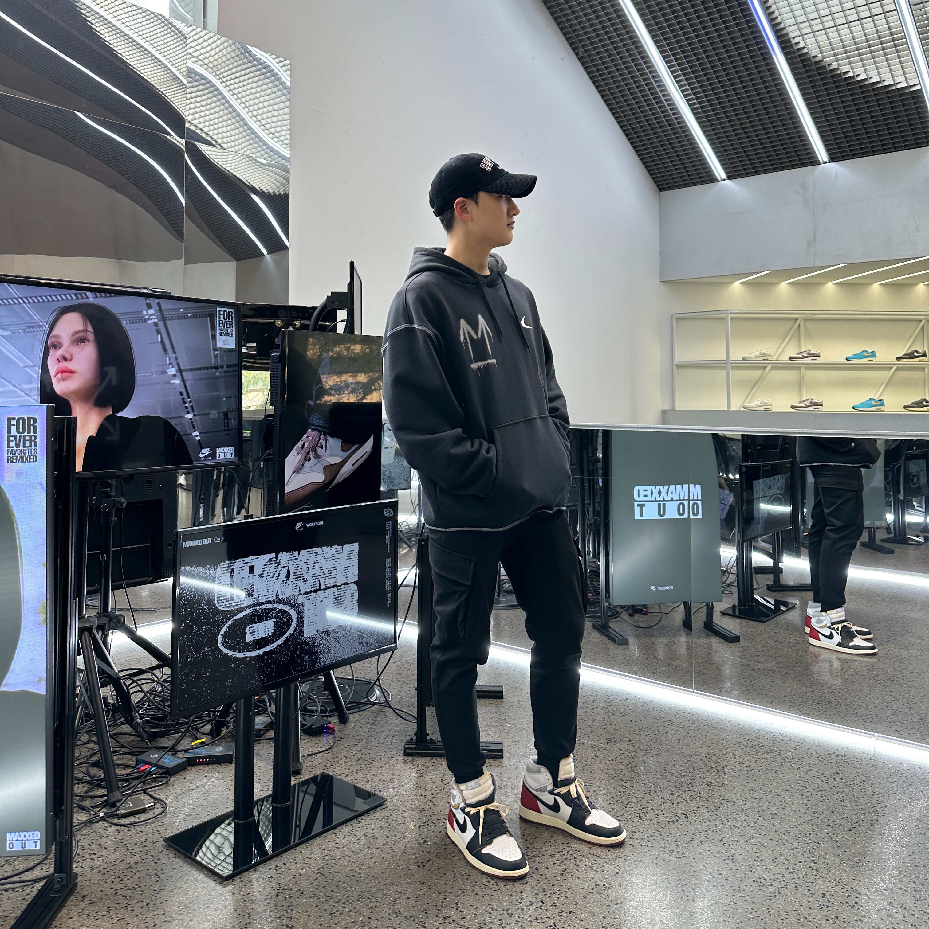 Jordan 1 x Union Retro High Black Toe, Nike x Off-White NRG RU Hoodie 착용 스타일