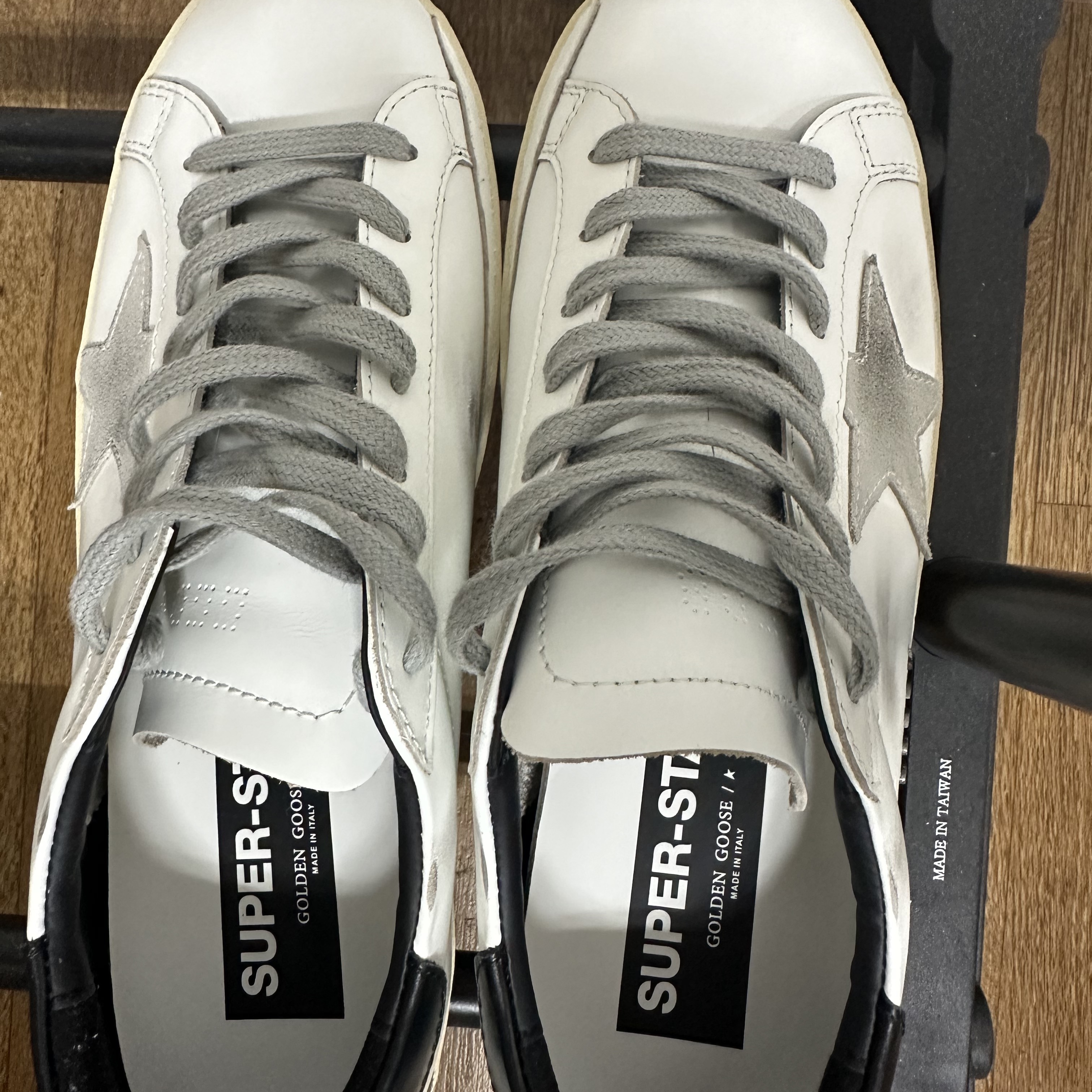 Golden Goose Superstar White Black Heel Tab Sneakers 착용 스타일 - 2