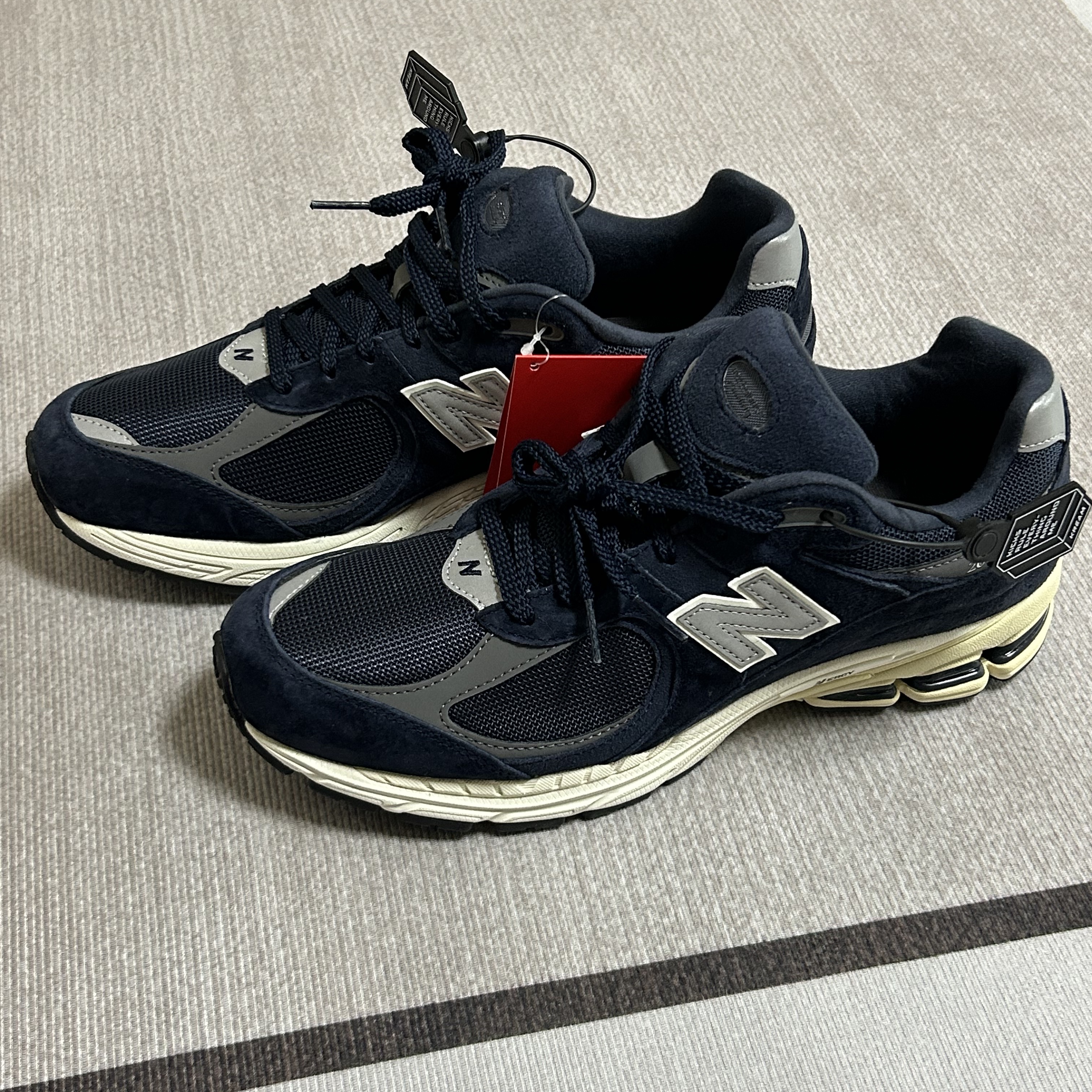 New Balance 2002R Eclipse Castlerock 착용 스타일 - 2