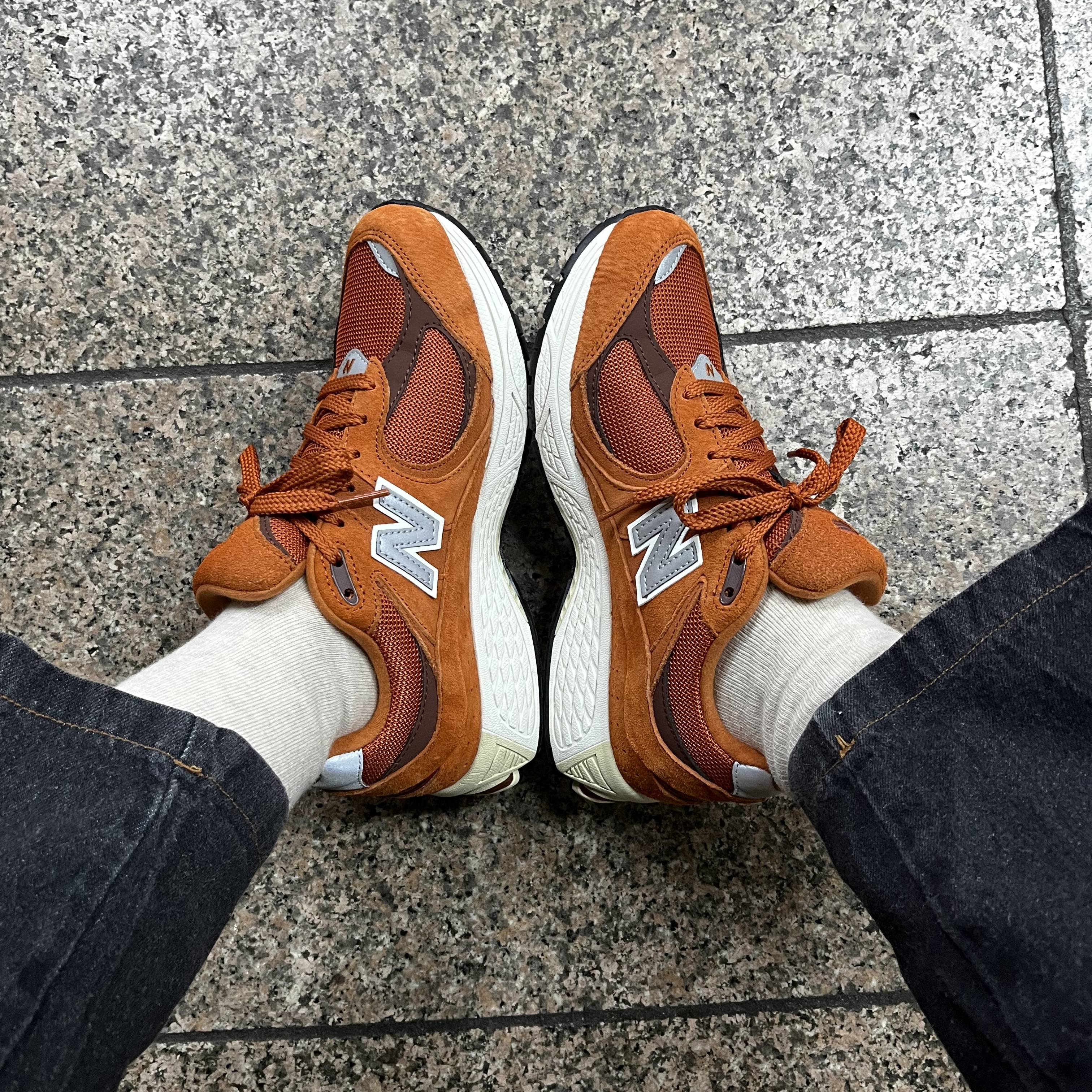 New Balance 2002R Rust Oxide 착용 스타일 - 1