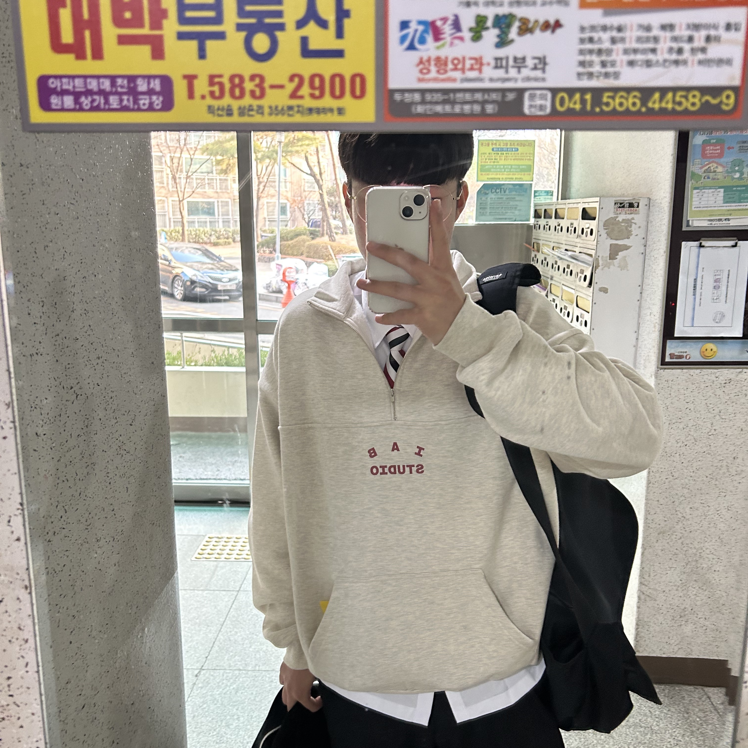 IAB Studio Half Zip-Up Oatmeal Burgundy 착용 스타일