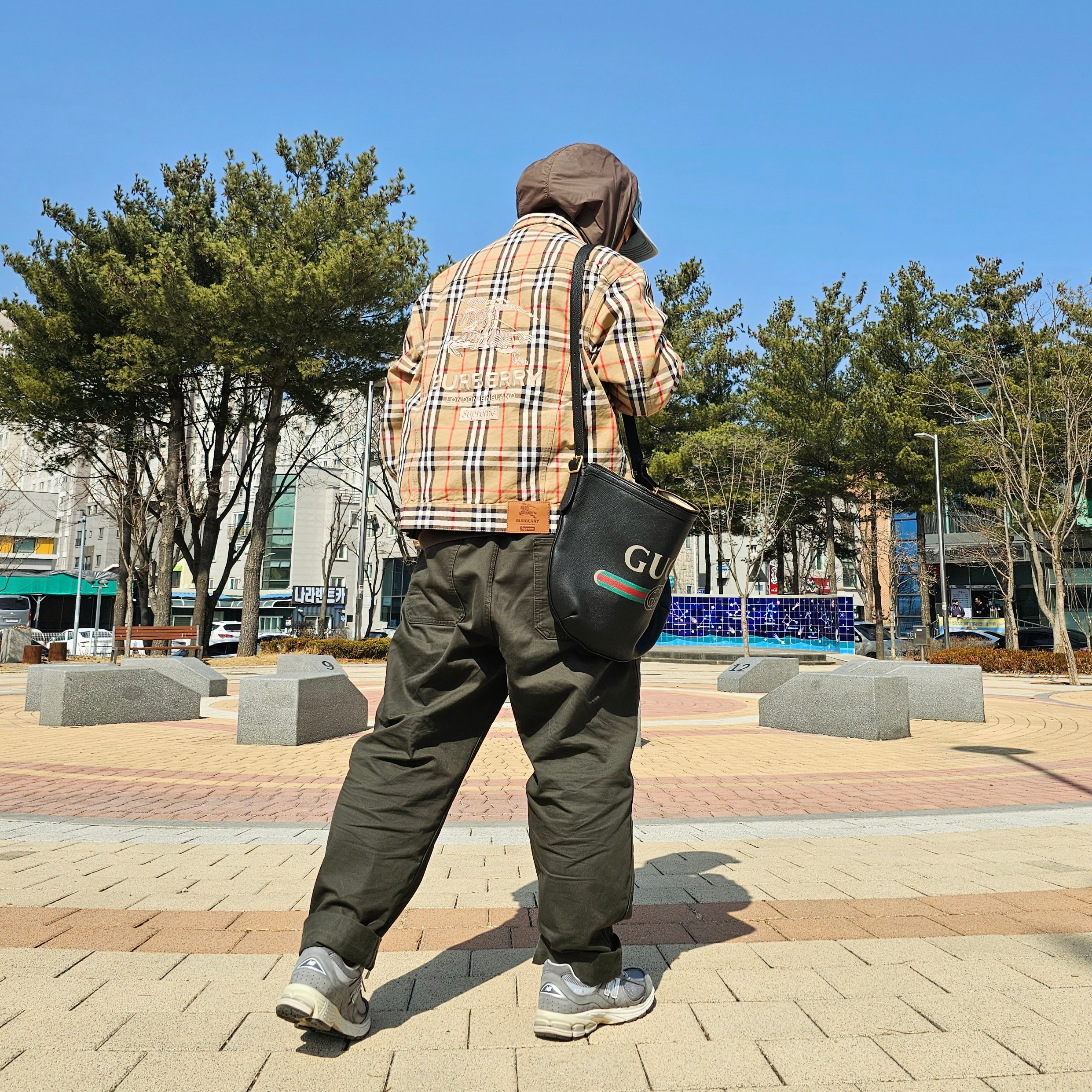 New Balance 2002R Premium Vintage Grey, Supreme x Burberry Denim Trucker Jacket Beige - 22SS 착용 스타일
