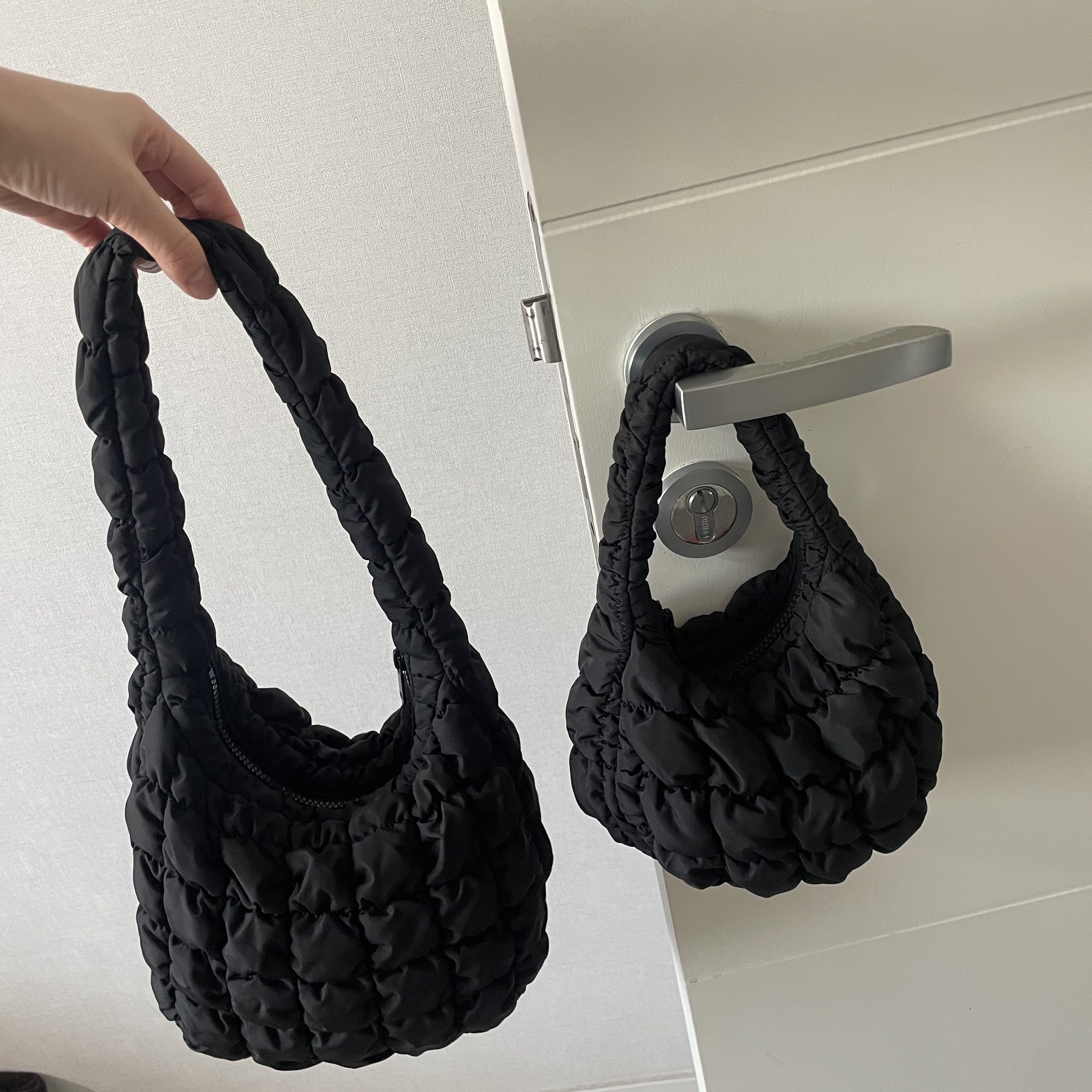 COS Quilted Micro Bag Black 착용 스타일 - 3