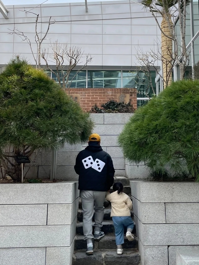 Souvenir Official Eunify Classic Hoodie Black, Souvenir Official Eunify Classic Hoodie Black 2022 착용 스타일 - 2