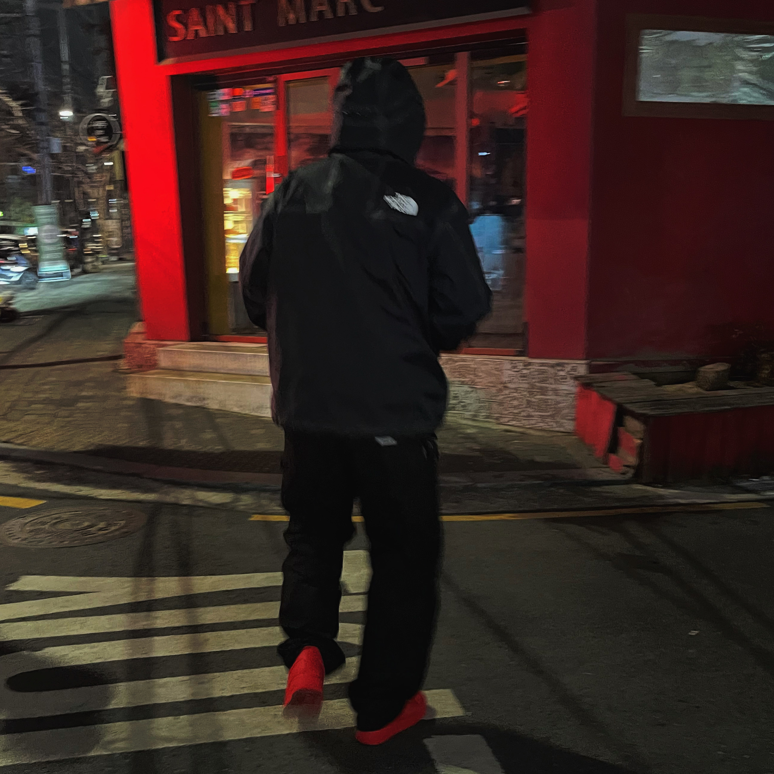 Nike Air Force 1 '07 LV8 Low 1 Triple Red, Supreme x The North Face Summit Series Outer Tape Seam Jacket Black - 21SS 착용 스타일