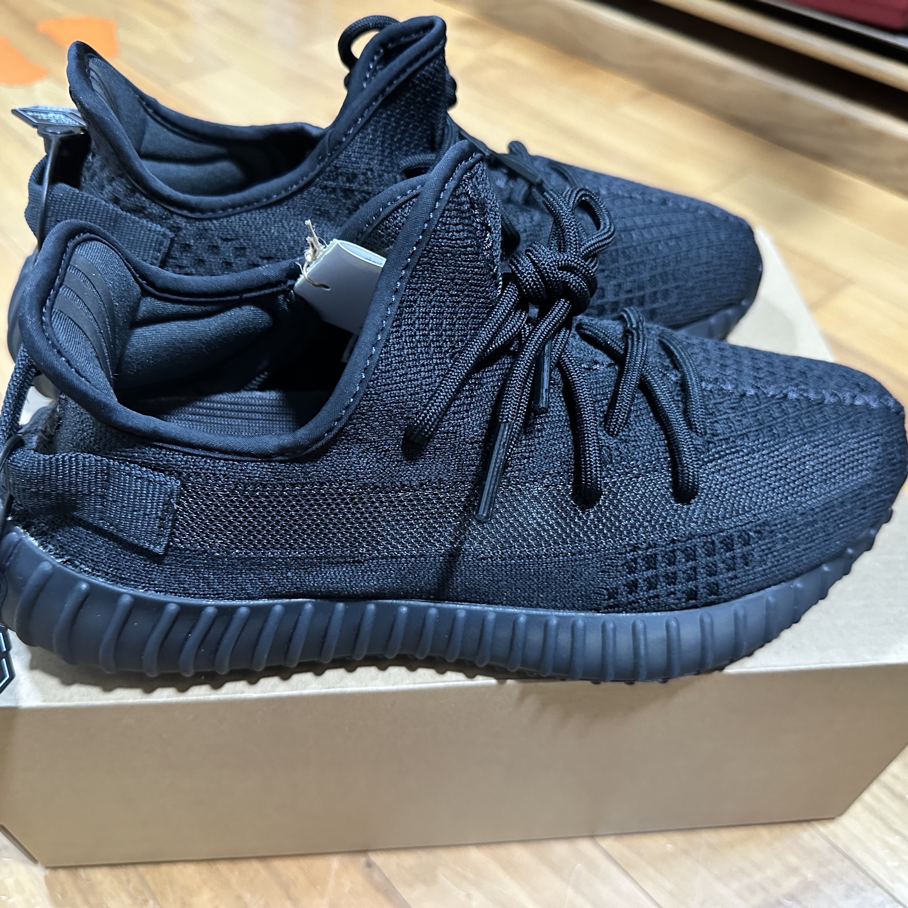 Adidas Yeezy Boost 350 V2 Onyx 착용 스타일 - 2