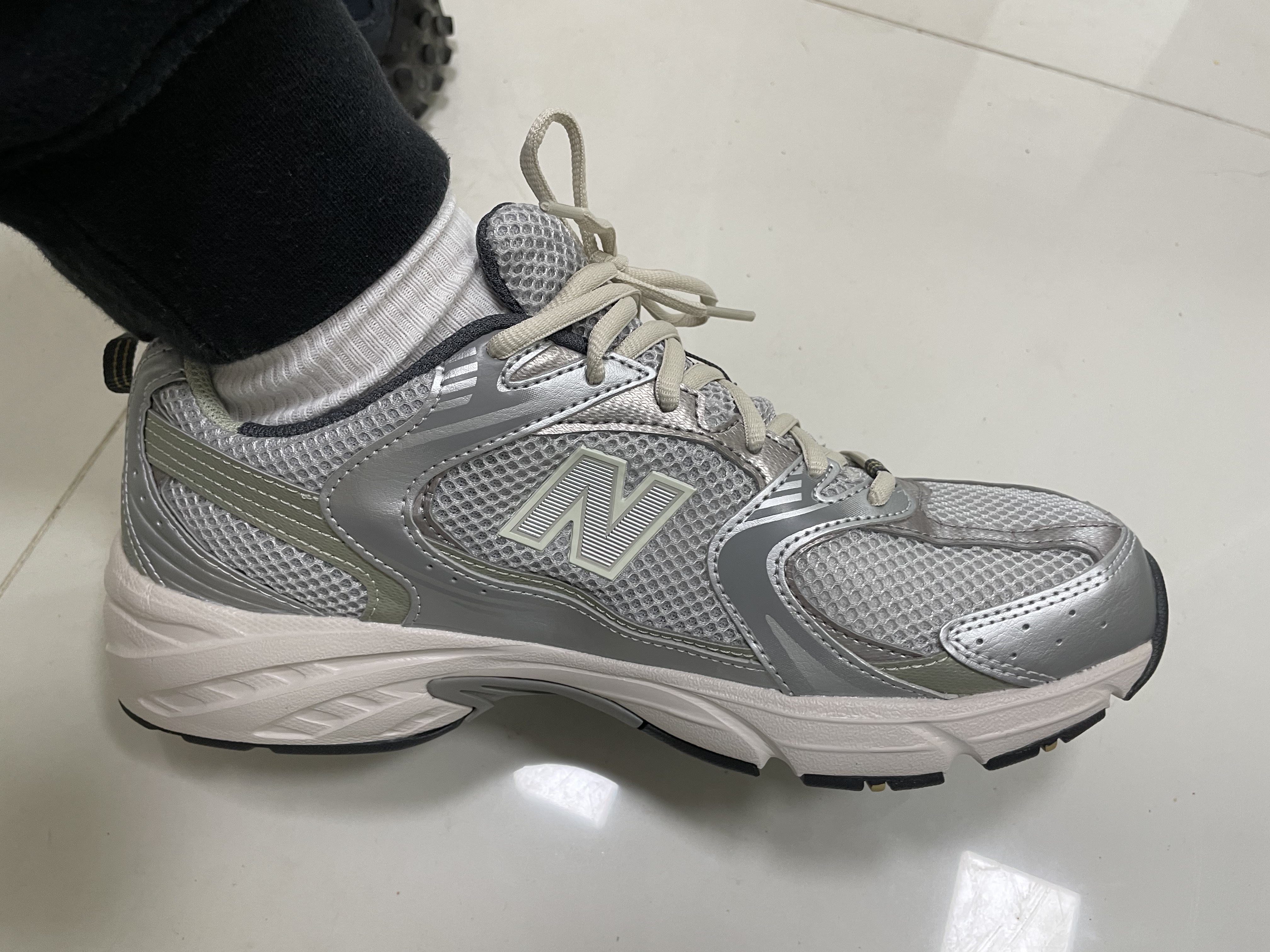 New Balance 530 Earth 착용 스타일