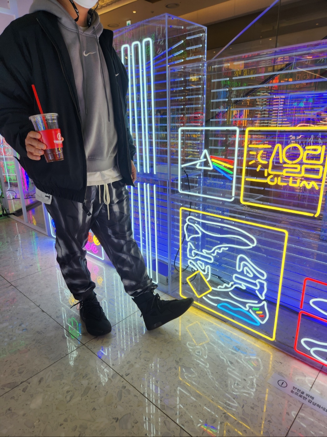 Nike x Fear of God Air Fear of God 1 Triple Black, Nike x Fear of God AOP Pants Black 착용 스타일 - 3