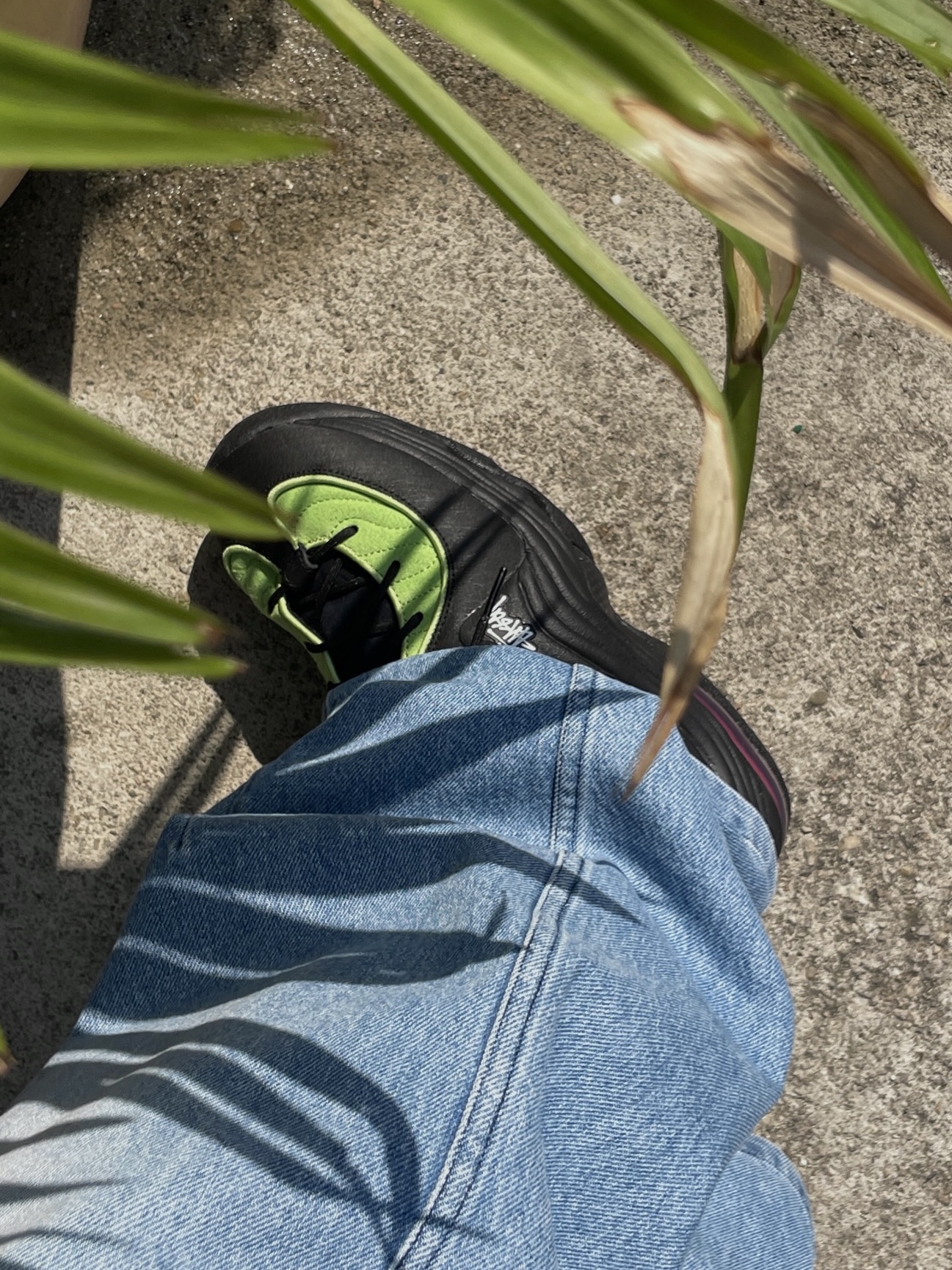 Nike x Stussy Air Penny II Vivid Green and Black, Apple AirPods Max Lightning Silver (Korean Ver.) 착용 스타일 - 3