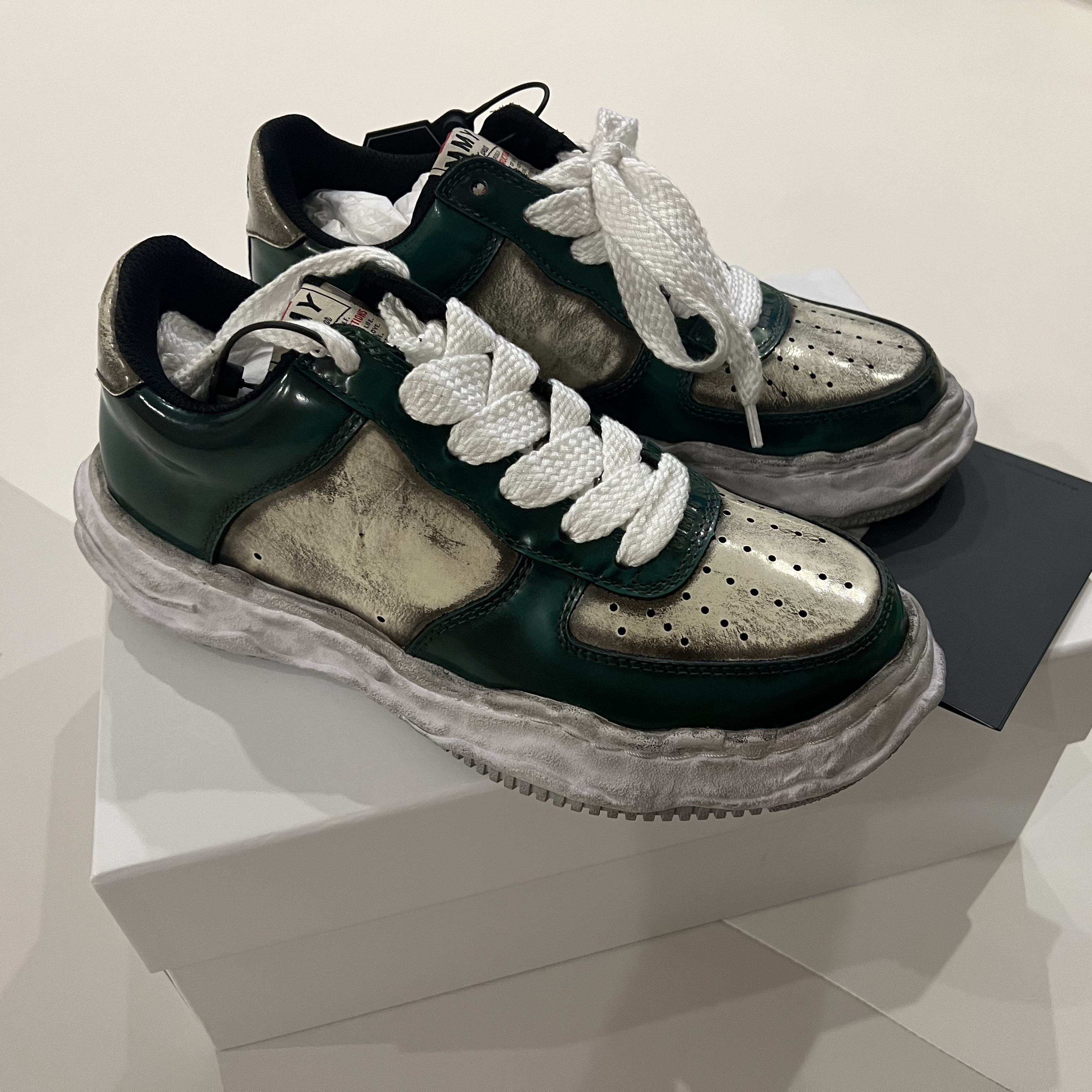 Maison Mihara Yasuhiro Wayne OG Sole Brushed Patent Low-top Sneakers Green 착용 스타일