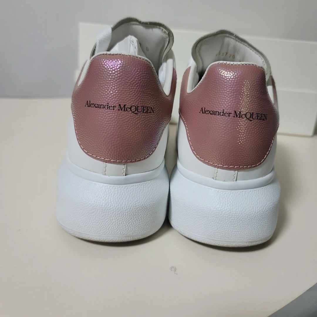 (W) Alexander McQueen Oversized Sneakers Pearlized Pink 착용 스타일 - 5