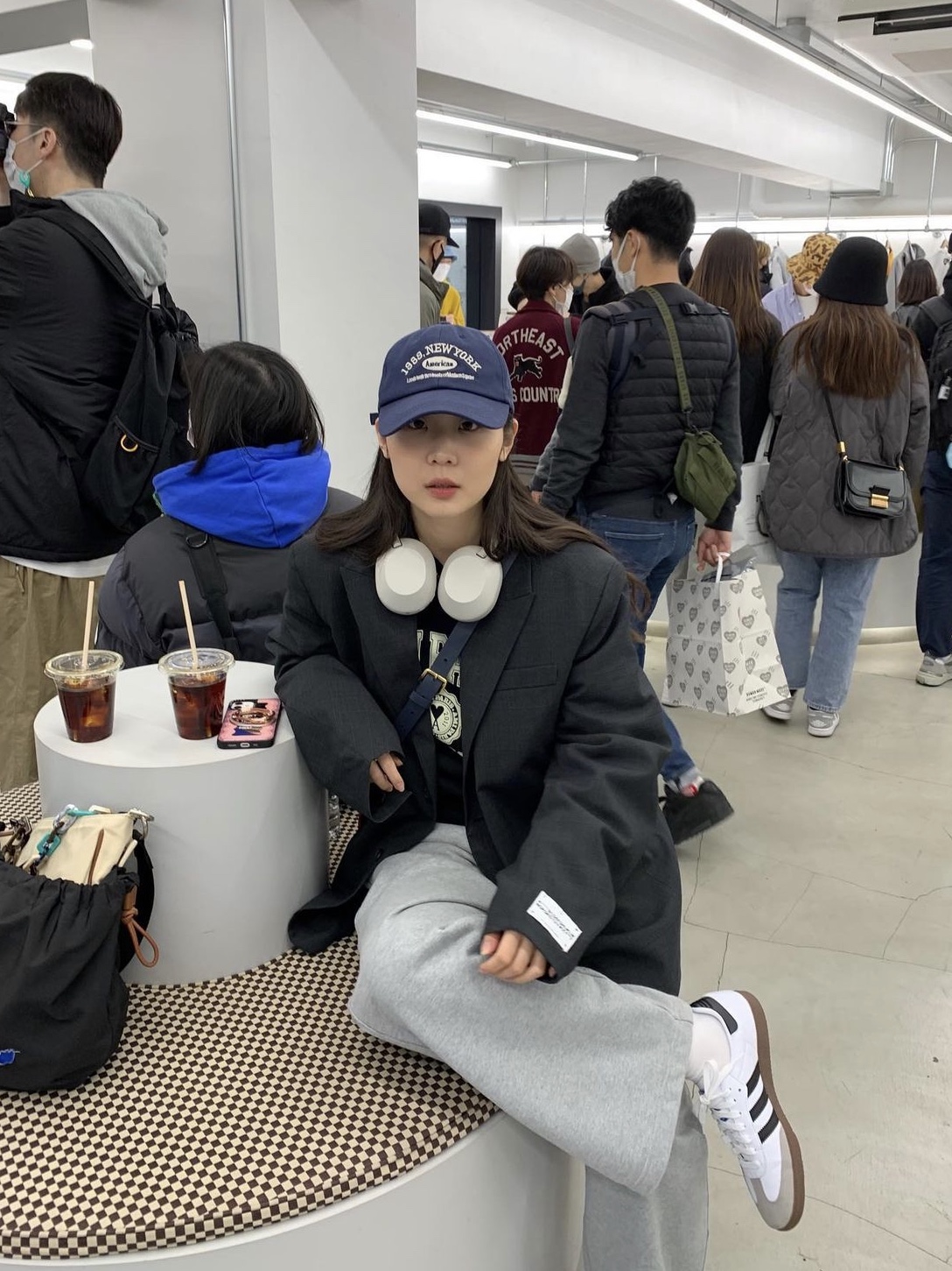Adidas Samba Vegan White Black, AMI Paris France Sweatshirt Black 착용 스타일