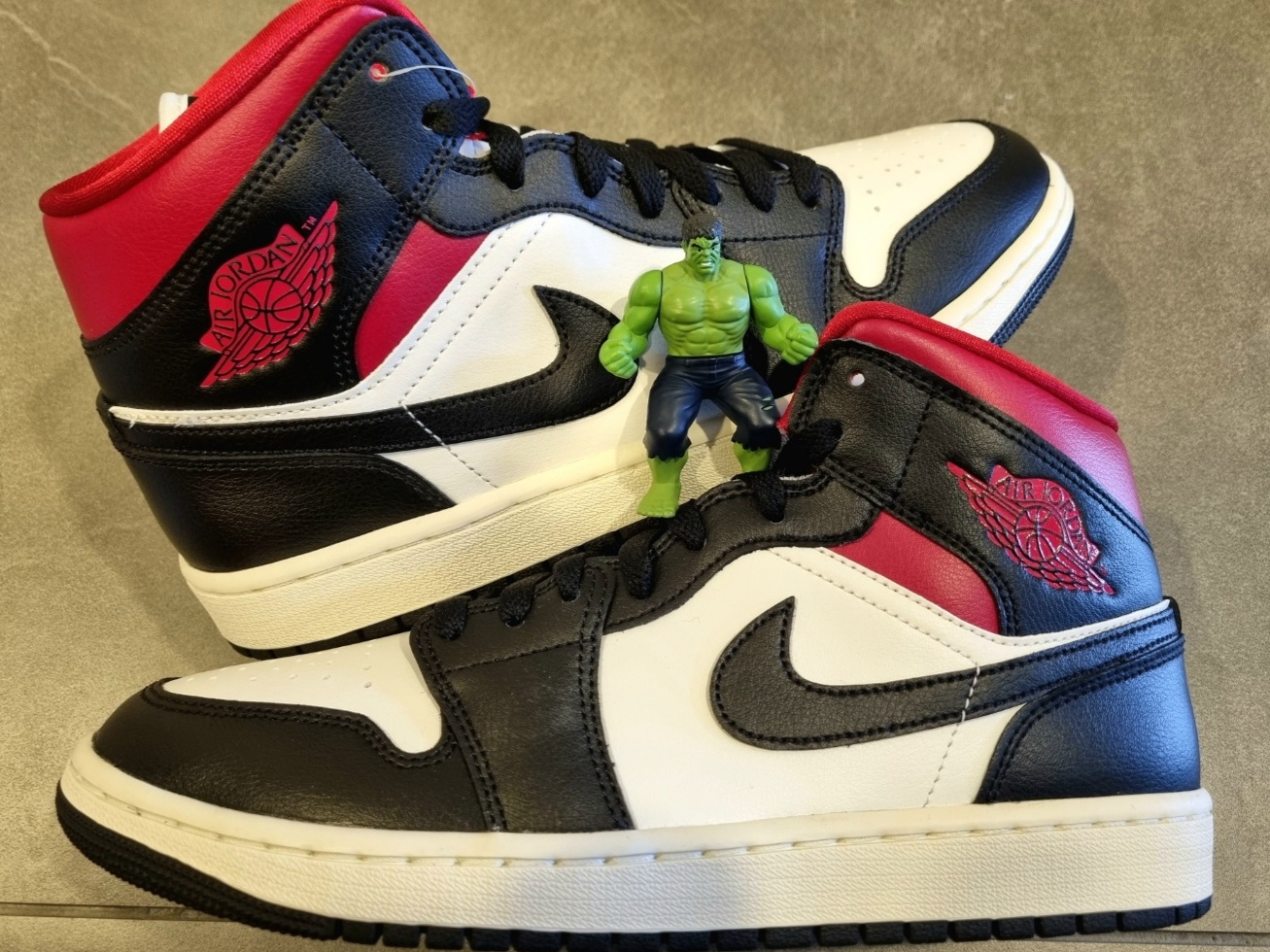 (W) Jordan 1 Mid Black Gym Red 착용 스타일 - 1