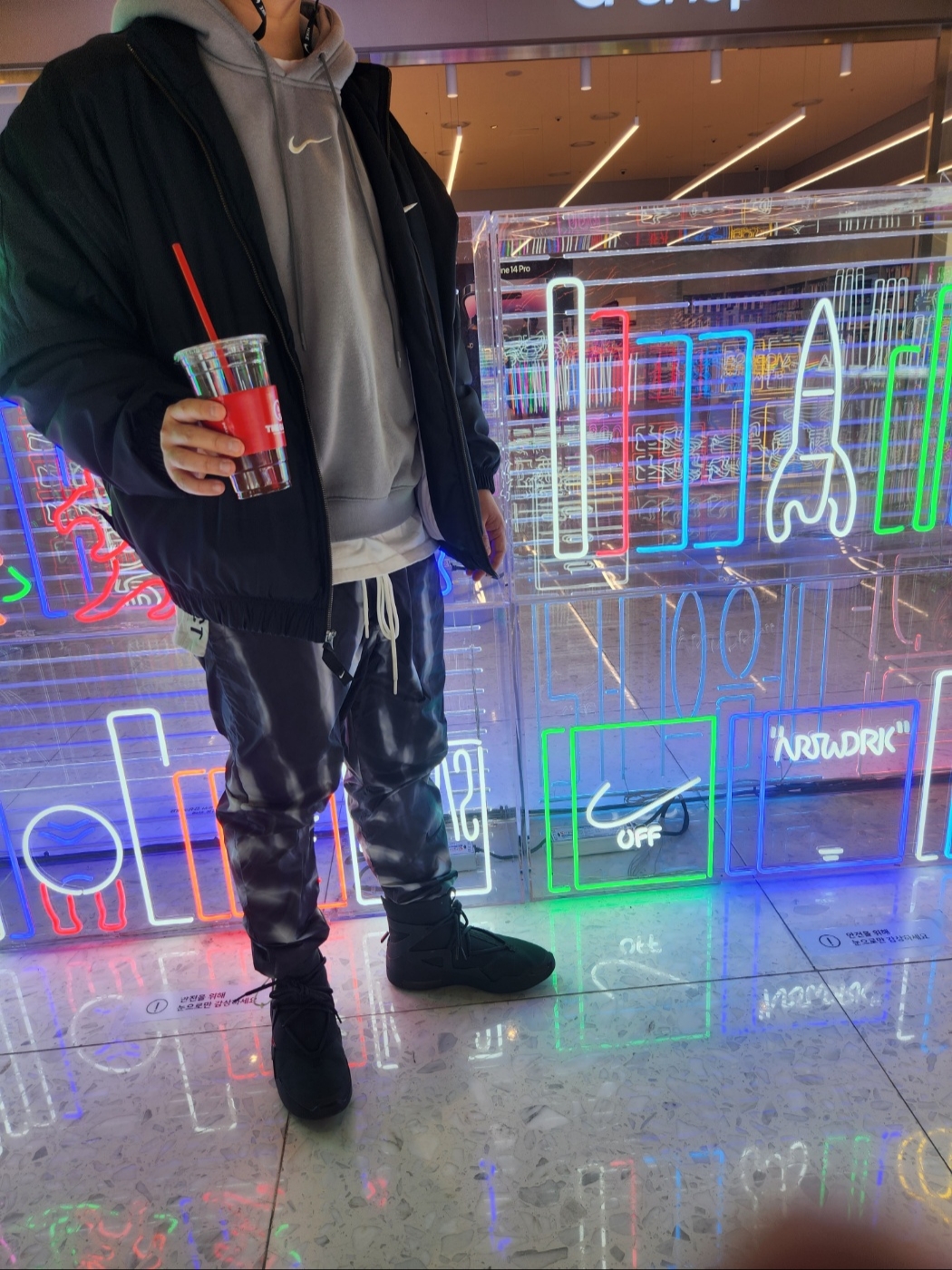 Nike x Fear of God Air Fear of God 1 Triple Black, Nike x Fear of God AOP Pants Black 착용 스타일 - 2