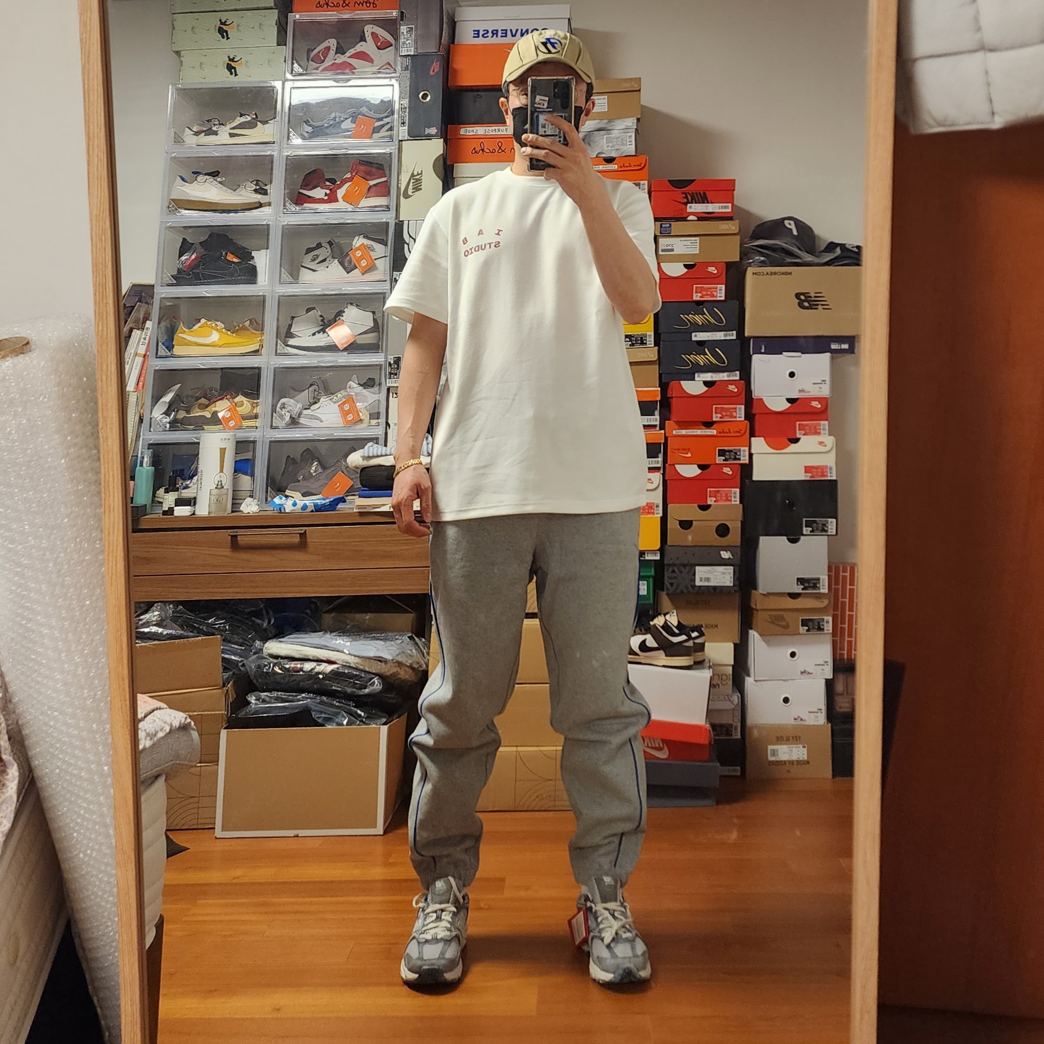 Ader Error x Zara Pleated Cap Beige, Converse x Ader Error Shapes Pants Vintage Grey Heather 착용 스타일 - 3