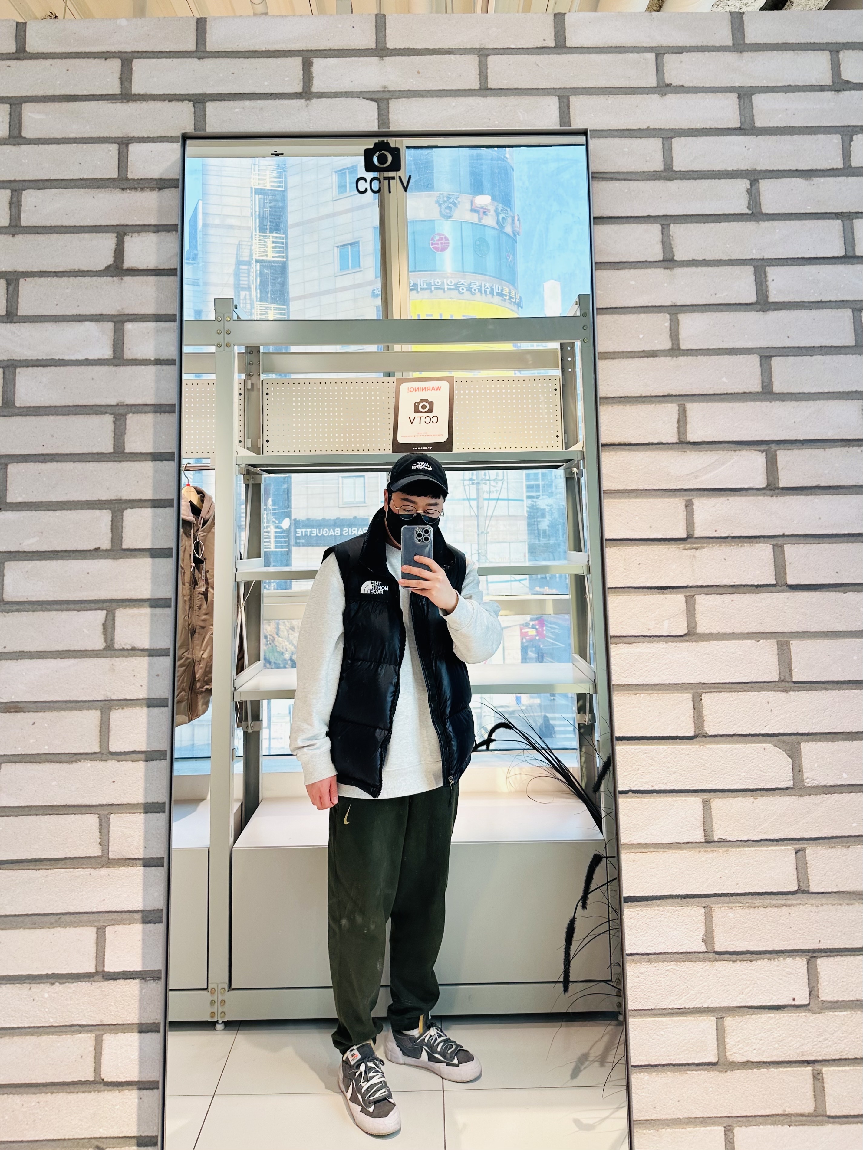 Nike H86 Korea Cap Black, The North Face Nuptse Hybrid Down Ball Vest Black 착용 스타일 - 2