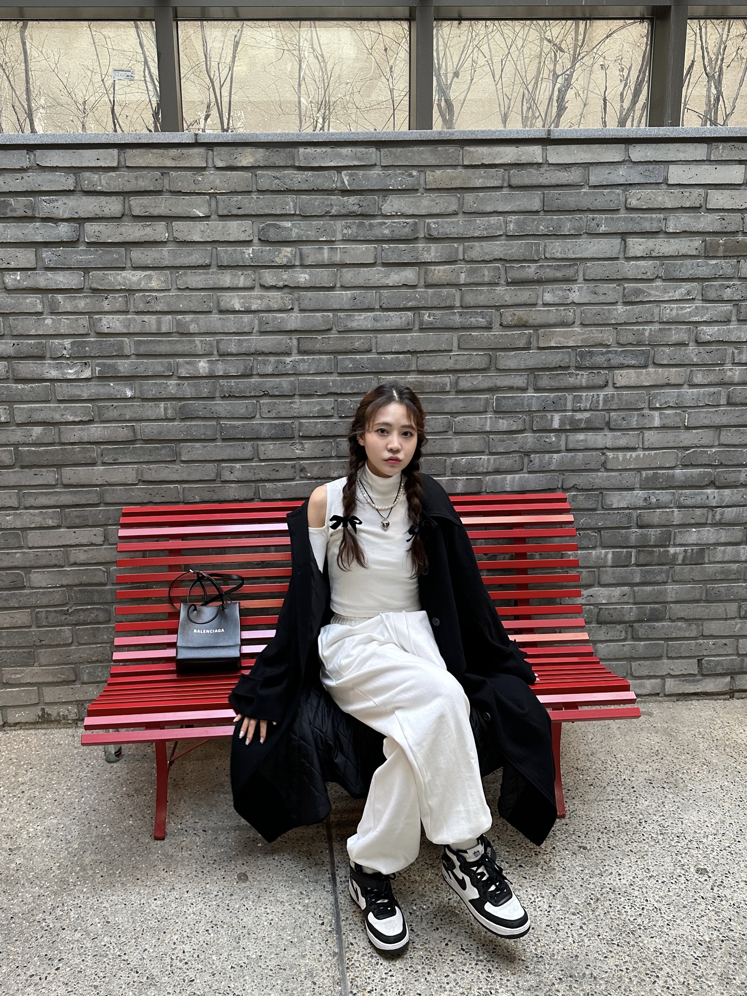 Nike x Stussy Air Force 1 '07 Mid SP Black and Light Bone, Balenciaga Shopping XXS North-South Tote Bag Black 착용 스타일 - 2