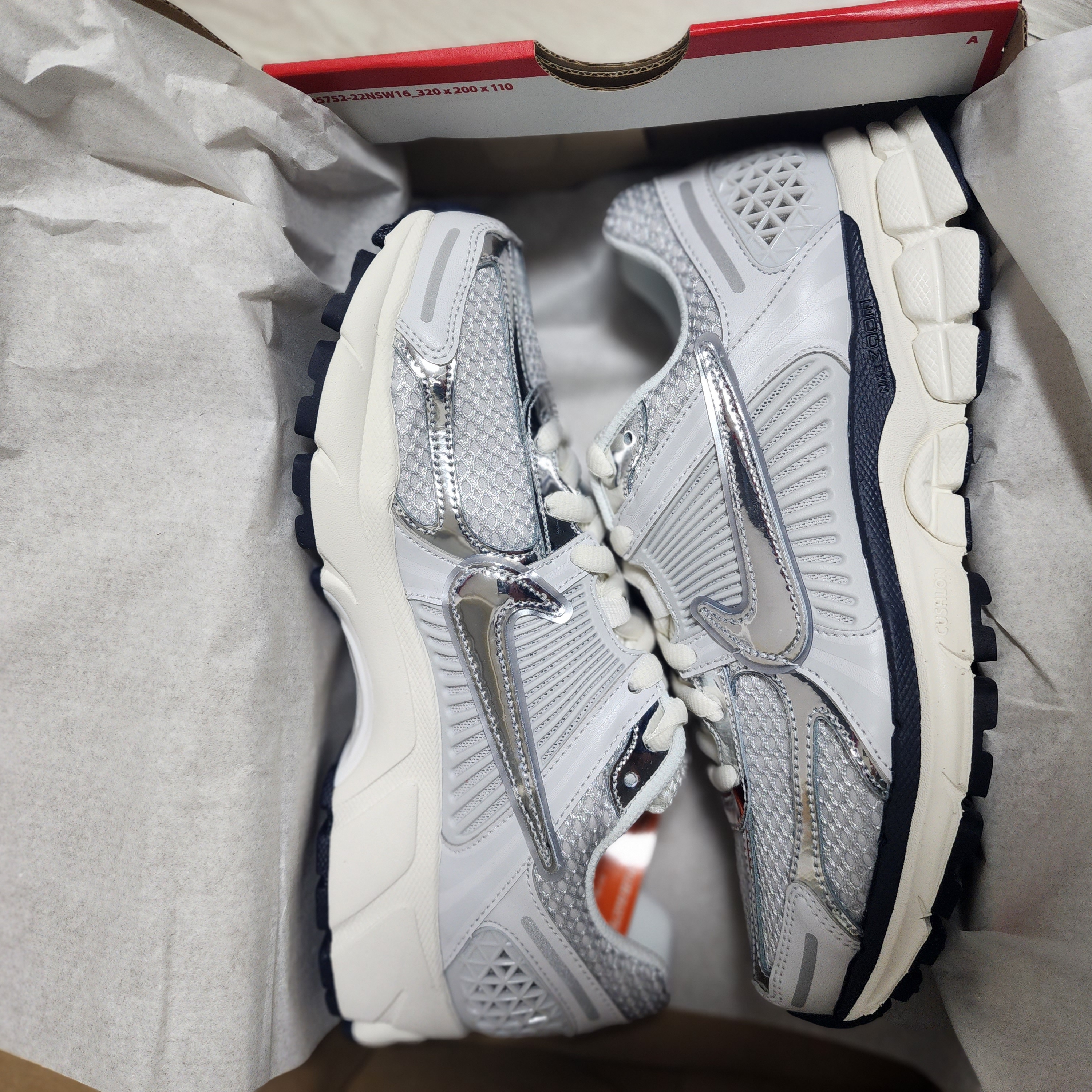(W) Nike Zoom Vomero 5 Photon Dust and Metallic Silver 착용 스타일