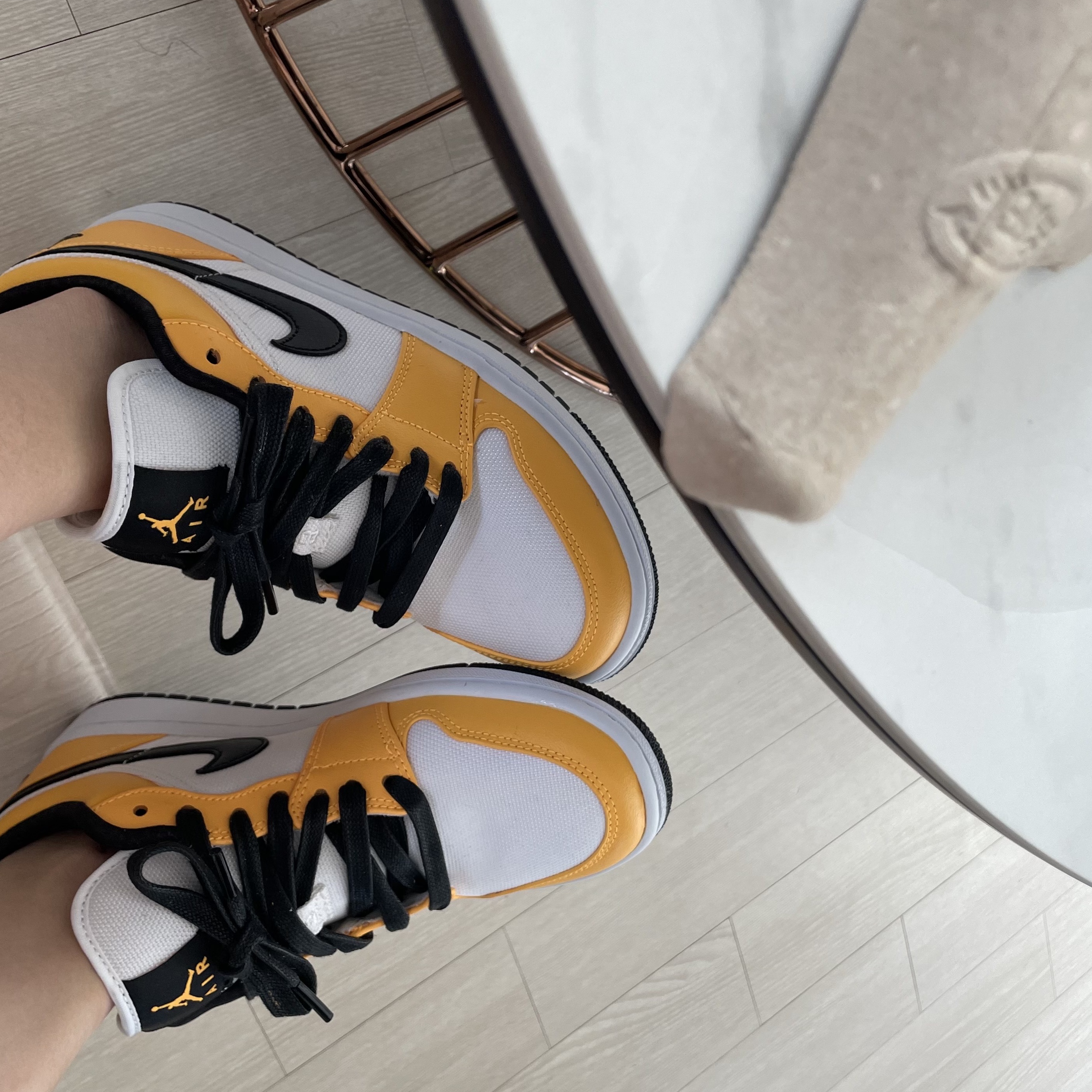 (W) Jordan 1 Low SE Laser Orange 착용 스타일 - 2