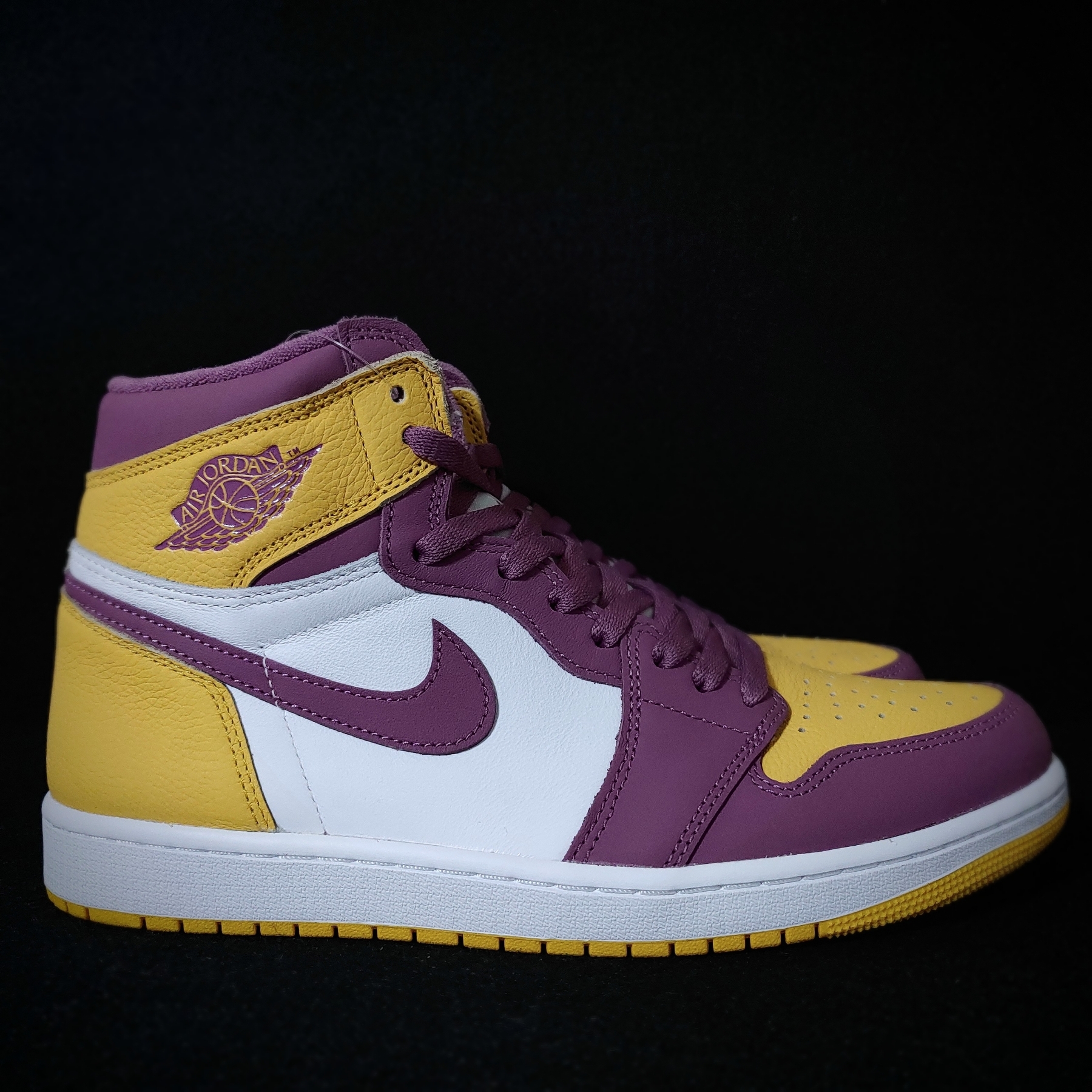 Jordan 1 Retro High OG University Gold Light Bordeaux 착용 스타일 - 4